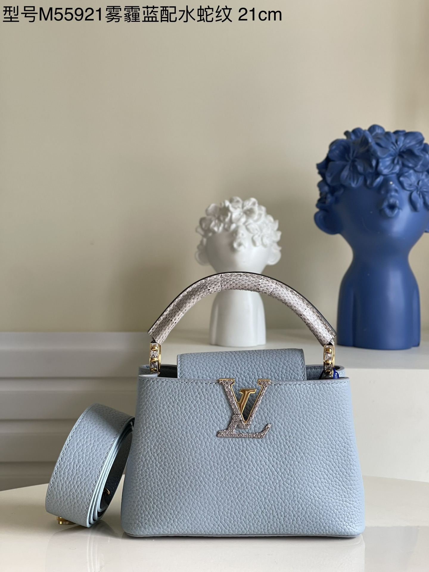 NO:398014,【Exclusive real photo of M55921 haze blue with water snake pattern mini】M96467 Capucines mini handbag imported from France, shiny metal trim, unique Capucines cover can be included in the bag to display letter logos, and can be turned outward, presenting Monogram Flower pattern size: 21x14x8cm kl.,LV【original leather】,louis vuitton,cowhide19860909【独家实拍M55921雾霾蓝配水蛇纹迷你】M96467 Capucines 迷你手袋 法国进口小牛皮,闪亮的金属饰件,特有的Capucines搭盖既可收入包内展示字母标识,又可外翻 呈现Monogram Flower图案 size:21x14x8cm kl.,LV【原厂皮】,louis vuitton,cowhide,Bag