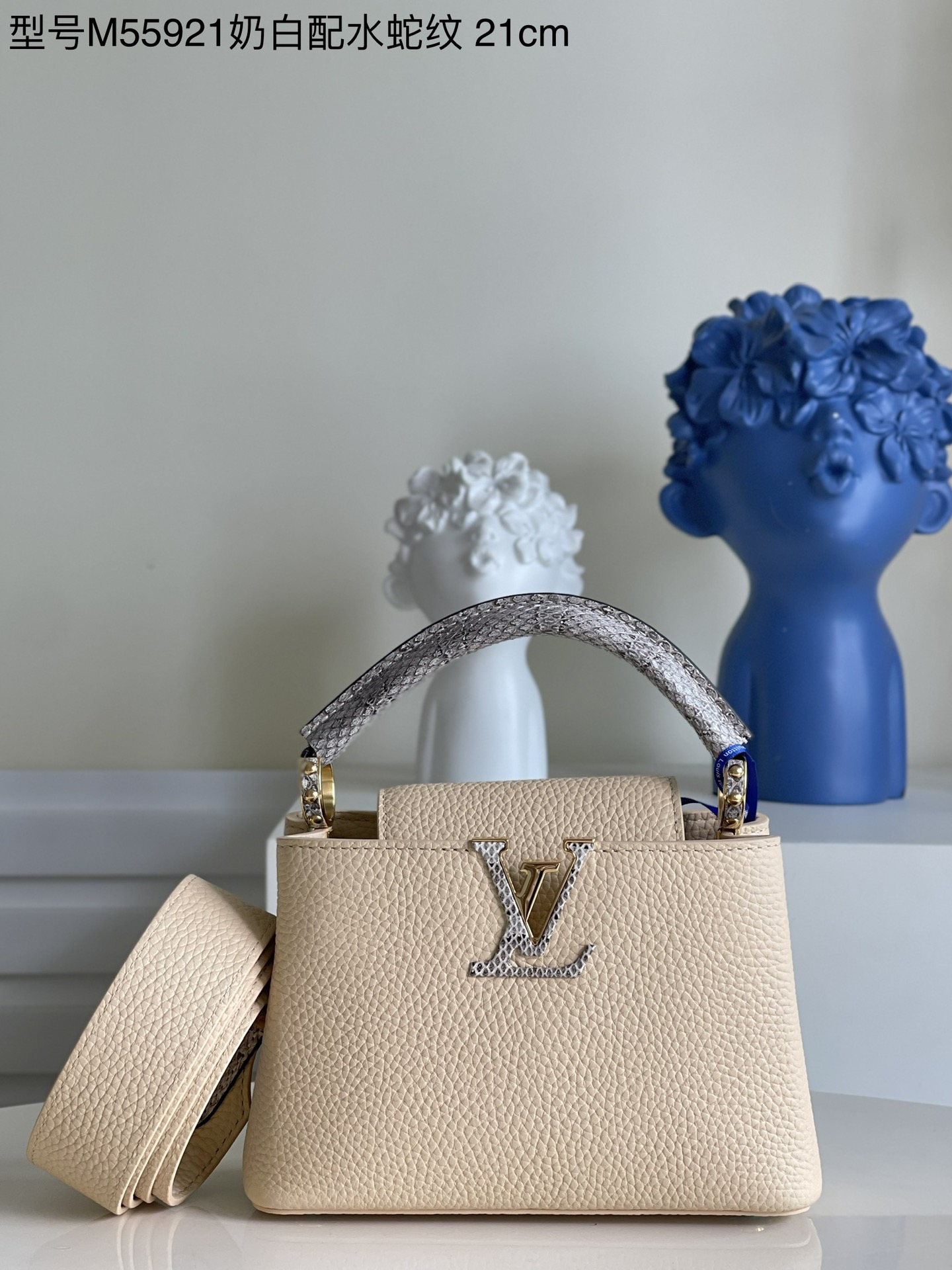 NO:397868,【Exclusive real photo of M55921 milk white with water snake pattern mini】M96467 Capucines mini handbag imported from France, shiny metal trim, unique Capucines cover can be included in the bag to display letter logos, and can be turned outward, presenting Monogram Flower pattern size: 21x14x8cm kl.,LV【original leather】,louis vuitton,cowhide19860909【独家实拍M55921奶白配水蛇纹 迷你】M96467 Capucines 迷你手袋 法国进口小牛皮,闪亮的金属饰件,特有的Capucines搭盖既可收入包内展示字母标识,又可外翻 呈现Monogram Flower图案 size:21x14x8cm kl.,LV【原厂皮】,louis vuitton,cowhide,Bag