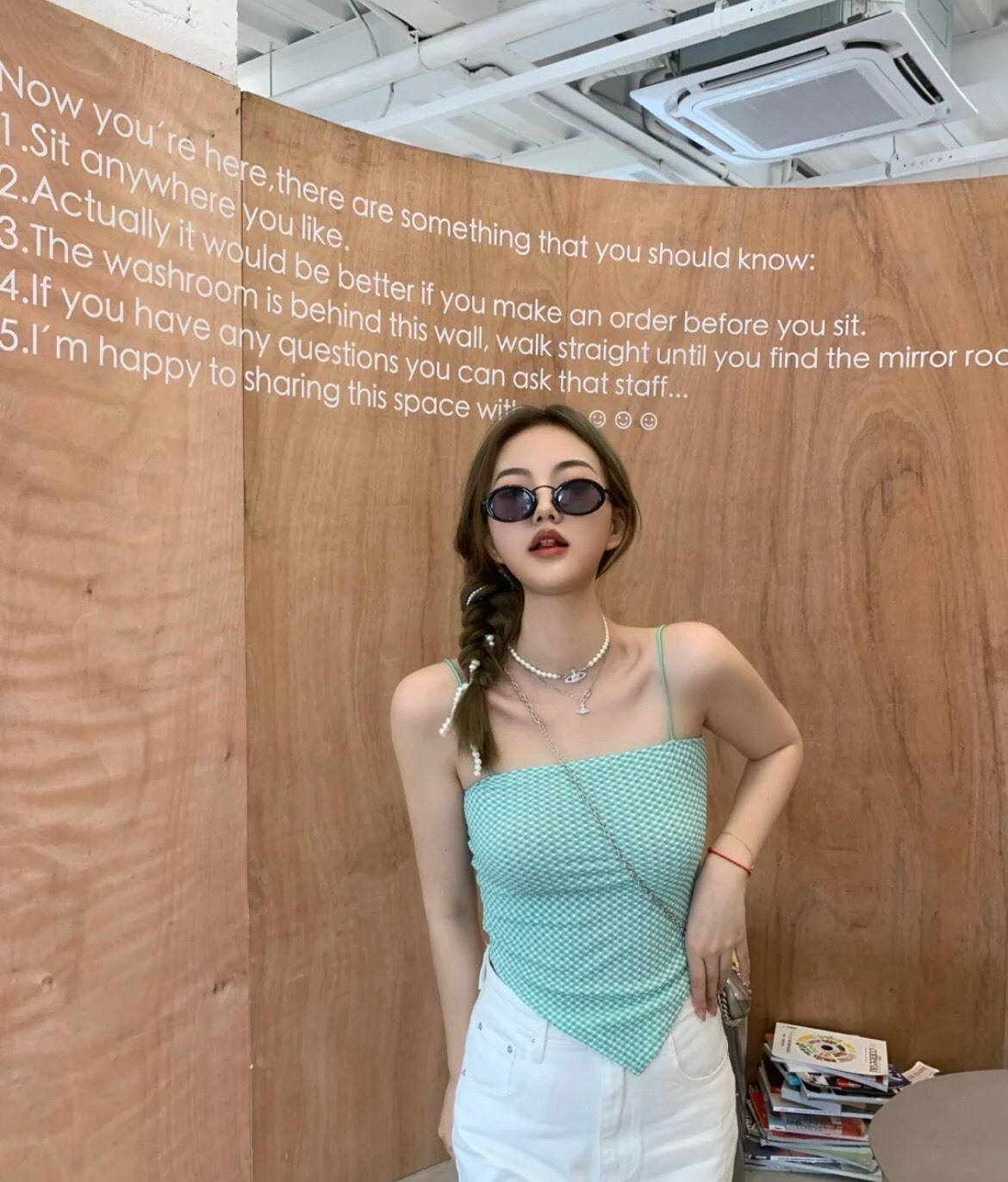 NO:103281,【VivienneWestwood】The Queen Mother Citizen’s beautiful Saturn Pearl Necklace. It’s a big recommendation. You must put it in the whole set. It’s right to enter it with your eyes closed!  The pure crown ball is a classic symbol. The shining Saturn ring outlines the flow of future waves and light, opening up a new encounter with the future!  We use specific Swarovski pearls, and the diamonds on Saturn are also customized Swarovski rhinestones, rather than just making them with plastic beads and diamonds on the market!  You can feel its texture, feel and luster when you get it. Nice, with rhinestone embellishments appear on Saturn's design, adding a lot of cool, fashionable and pretty looks, making the punk a little girl at the same time, and bringing a group of fashion fans!  It looks good, salty or sweet, pure or desirable!  Love at first glance, it is definitely a lever in the 