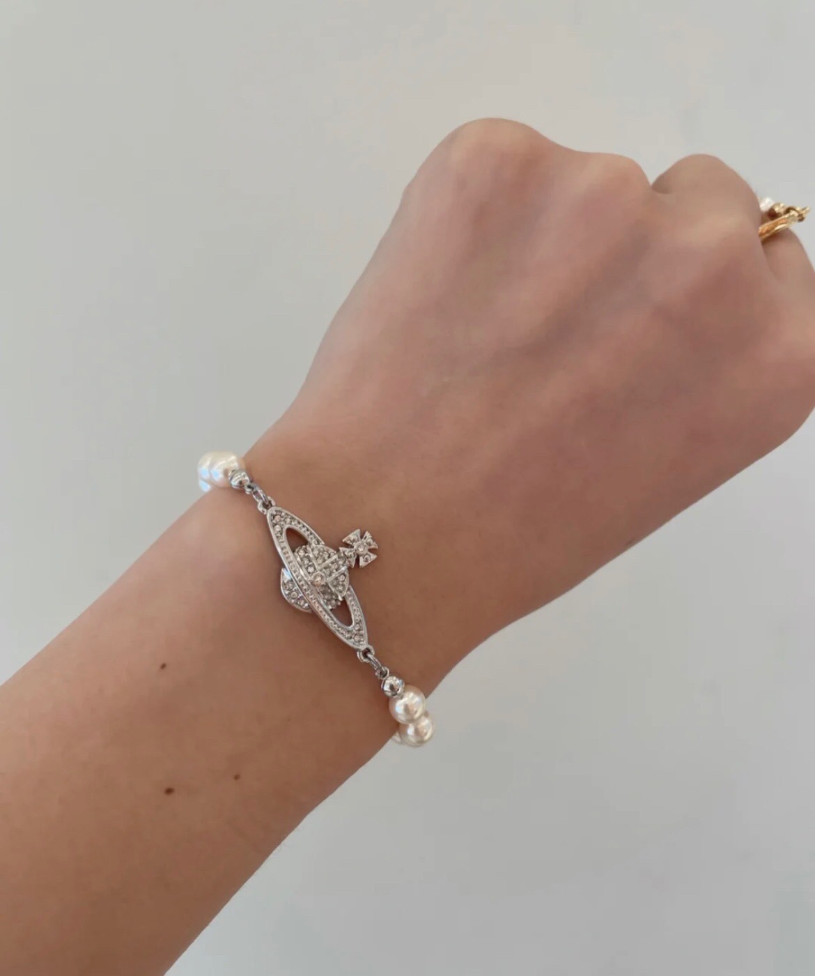 NO:104416,205528 [VivienneWestwood] Large volume consulting customer Fu [Beautiful Saturn Pearl Set] Z package is not made, it is recommended to make sure to enter the whole set, and you must enter it with your eyes closed!  The pure crown ball is a classic symbol. The shining Saturn ring outlines the flow of future waves and light, opening up a new encounter with the future!  We use specific Swarovski pearls, and the diamonds on Saturn are also customized Swarovski rhinestones, rather than just making them with plastic beads and diamonds on the market!  You can feel its texture, feel and luster when you get it. Nice, with rhinestone embellishments appear on Saturn's design, adding a lot of cool, fashionable and pretty looks, making the punk a little girl at the same time, and bringing a group of fashion fans!  It looks good, salty or sweet, pure or desirable!  Love at first glance, it is definitely a lever in the 