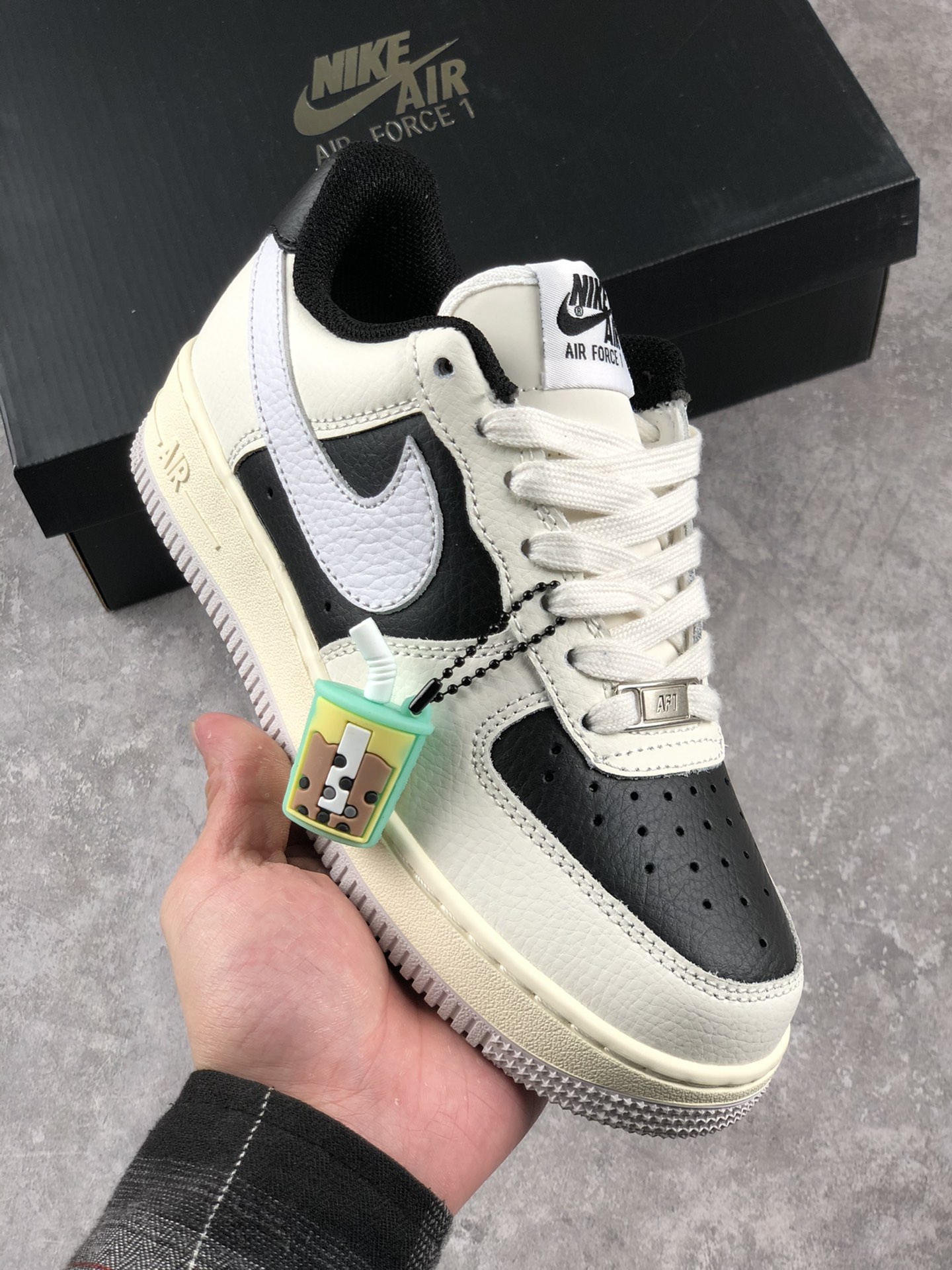 本地自取 终端放店
独家实拍“珍珠奶茶”Nike Air Force 1   