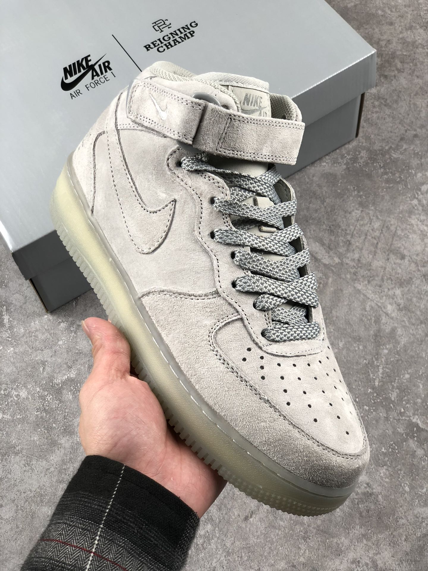 本地自取 终端放店
公司级 Nike Air Force1 MID x Reigning Champ “卫冕冠军四代中帮” 灰黑麂皮打造 联名款 空军一号低帮运动休闲板鞋 正确官方同源麂皮 麂皮皮质感秒杀全网 正确鞋垫图案 正确中底布材料内置全掌Sole气垫 满天星鞋带的独特设计使这款鞋在黑夜中独具一格 货号：GB1119-198 Size：36 36.5 37.5 38 38.5 39 40 40.5 41 42 42.5 43 44 44.5 45