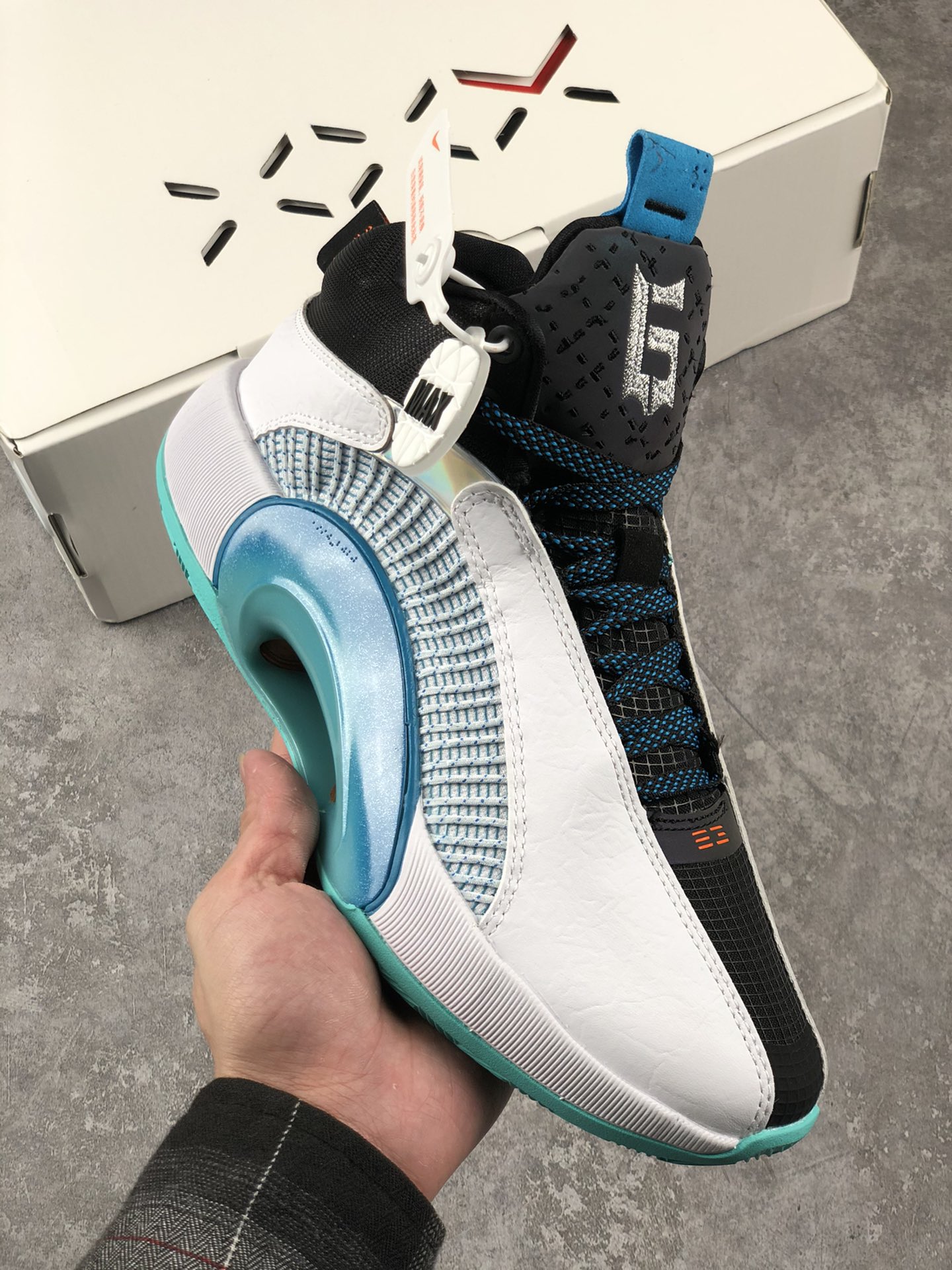 本地自取 终端放货
公司级Air Jordan Jordan XXXV 
AJ35代 镂空缓震实战运动篮球鞋 
新品首发 AJ 最新正代来了 原装实战版本
超大面积前后真实ZOOM加持#
这款鞋采用隐身的防撕裂基础结构和衣领
覆盖层进行了类似的设计，出现了新的颜色在鞋子上，
鞋跟品牌，鞋带和鞋绳等区域都用了黑色来进行点缀。
官方货号：CW2459CF
SIZE：40 40.5 41 42 42.5 43 44 44.5 45 46