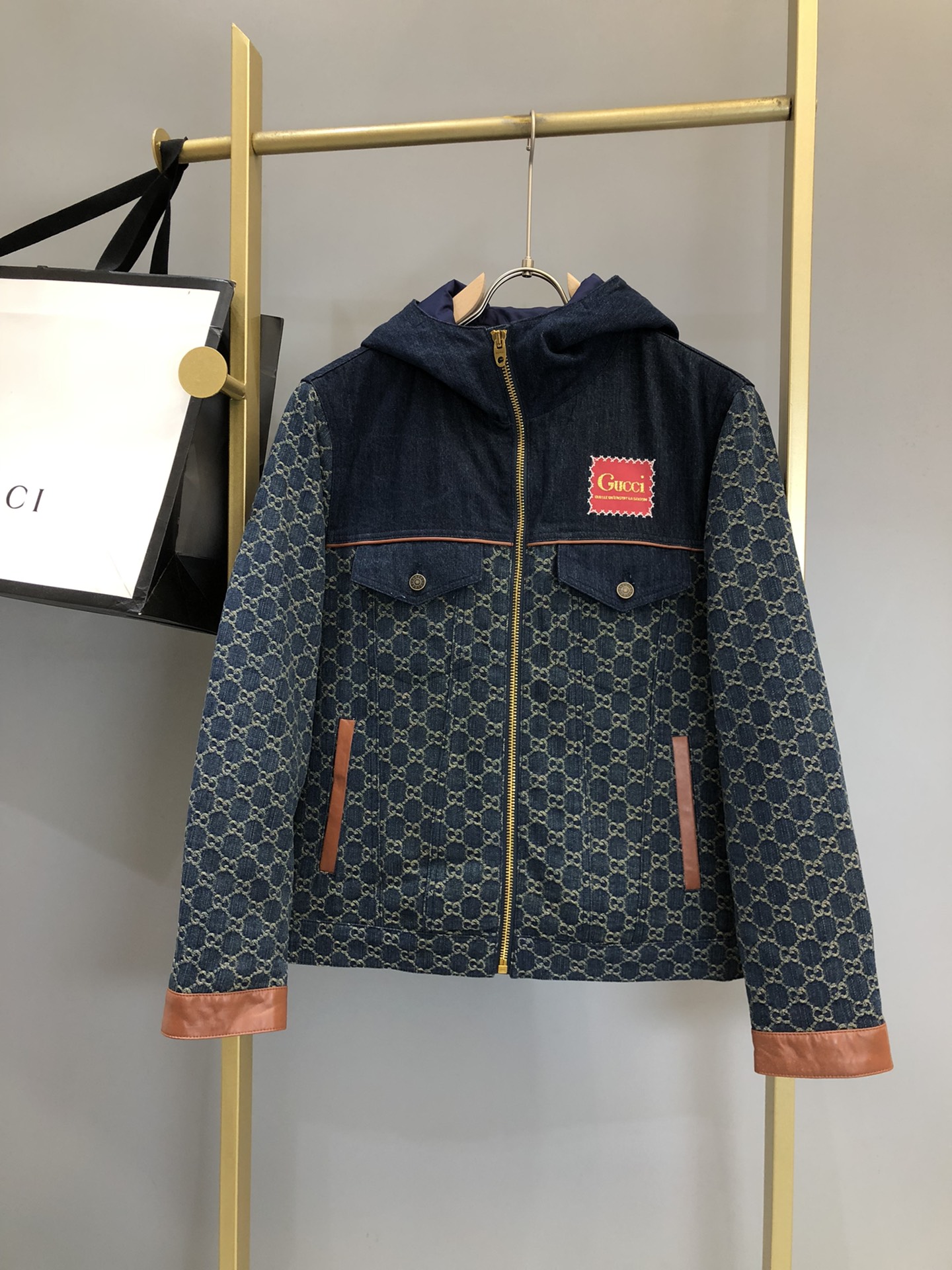 NO:683216,Gucci denim and leather down jacket  The customization cycle for fabrics is as long as 50 days. On the basis of the original fabrics, Laser Jacquard is used to make the entire garment more concave and convex, with a stronger three-dimensional effect and a more obvious 3D effect. The hardware of the whole garment is customized one-to-one from the original factory. The customized GG jacquard denim material is carefully made and spliced with solid-color leather. The texture is very special. It belongs to the latest technological style. It is different from ordinary thick down. The stylish charm of lock velvet to keep warm is undoubted.  It is filled with 90% white goose down feathers with a very high down content, which achieves warmth and balance without being bloated. It is an invincible artifact to keep out the cold. It has an integrated hood body and zipper pockets with a lot of details. The chest label is equipped with a unique pink sultry logo, which reproduces the iconic atmosphere of retro sports. The design is smoother and more beautiful. The fashion items that come to you are irresistible. You can compare any quality at will. Sizes L-XXL,, gucci, gucci, down  jacket,hats,19860909Gucci 古驰牛仔拼皮羽绒服 定制面料周期长达50天之久,冬季里的避风港,在原有的面料基础上,激光提花,使整件衣服凹凸有致,立体感更强,3D效果更加明显,全衣的五金采用的是原厂一比一定制,定制GG提花牛仔材质搭配纯色皮精心制作拼接而成,质感非常特殊,属于最新的科技型款式,区别一般的厚质羽绒,锁绒保暖的型格魅力毋庸置疑,内里填充90白鹅绒羽毛相当高的充绒量,做到了温暖平衡不臃肿,完美无敌的御寒神器,一体兜帽体,拉链口袋细节感颇多,胸标配备独具代表性的粉色闷骚logo,再现复古运动的标志性气息,设计更加平整美观,扑面而来的时尚单品无以抗拒的魅力,随意对比任何品质.尺码L-XXL,,gucci,gucci,down jacket,hats,,Men's clothing