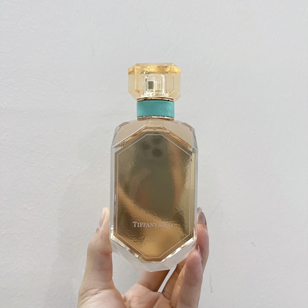 Tiffany & Co. Rose Gold Eau de Parfum, 75ml - A Luminous Floral Fragrance 5 i1634529008 891 3