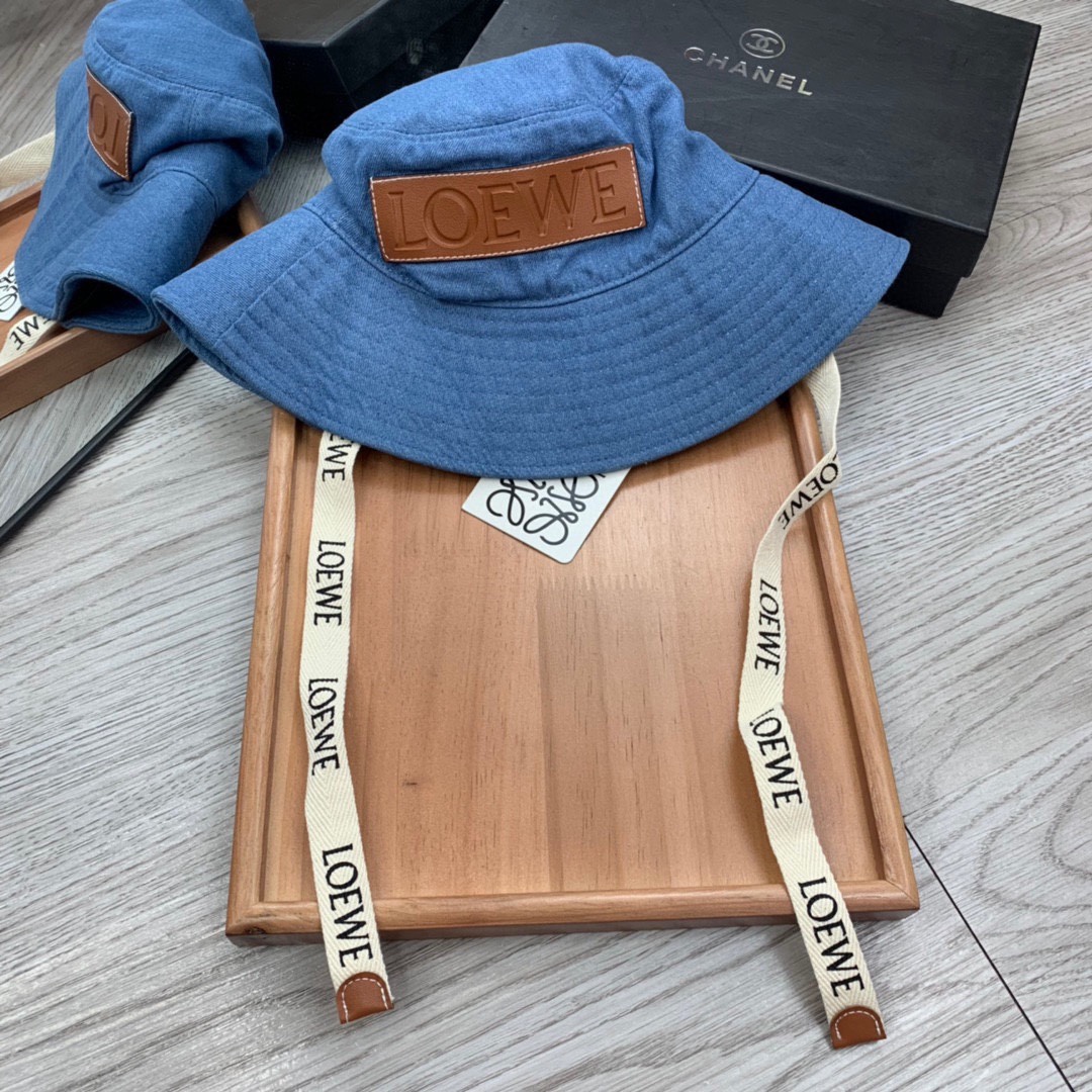 。loewe。【配防尘袋】高端舒适！高端材质！！今年帽子第一流行趋势绝对是渔夫帽！今年的渔夫帽满目玲琅！