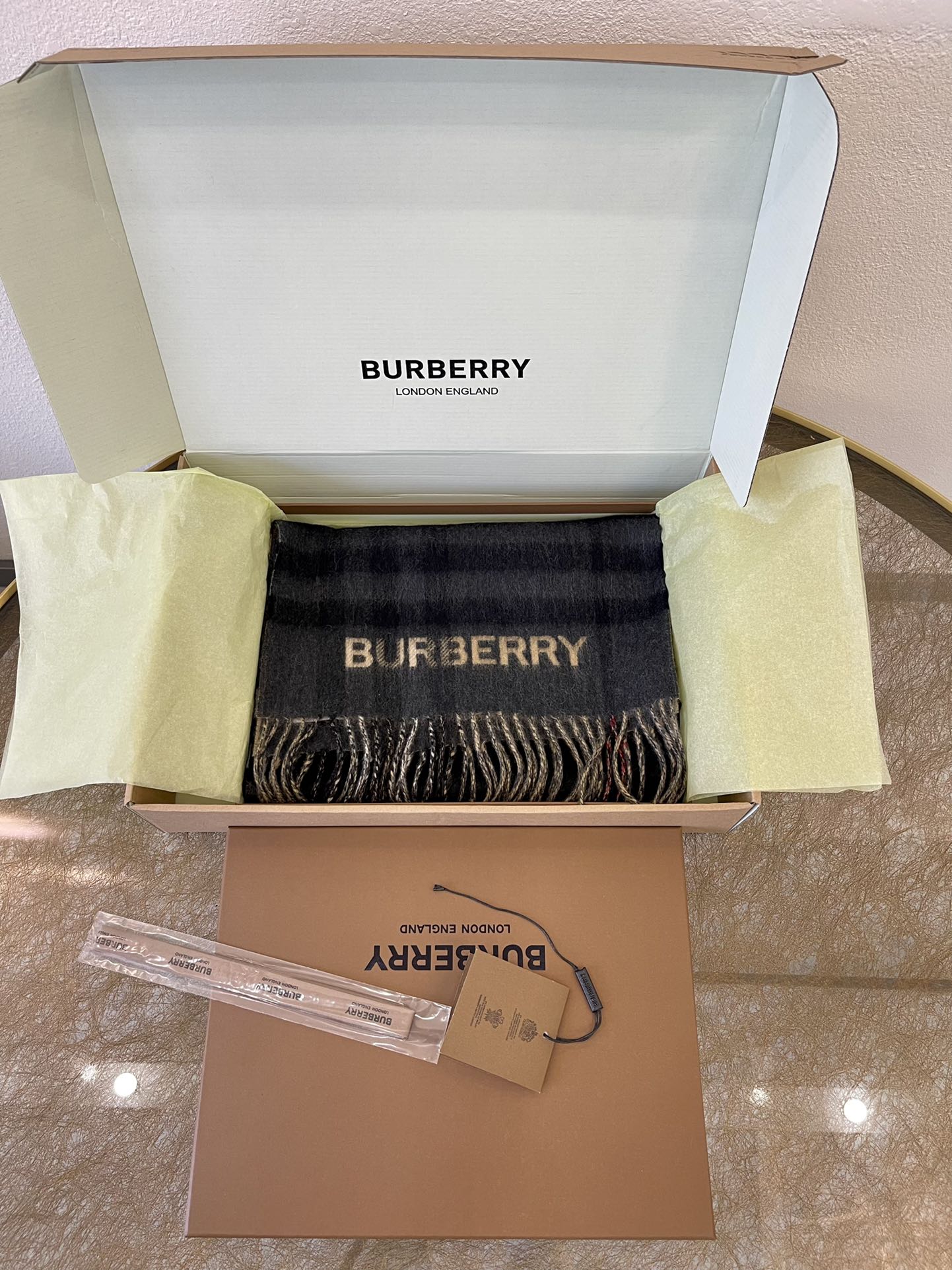 Burberry巴宝莉双色对比格纹羊绒围巾