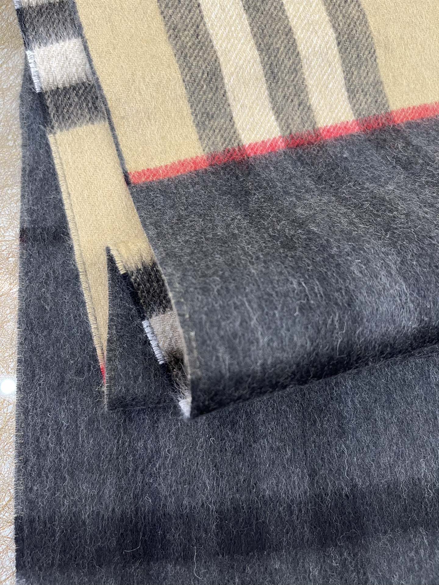 Burberry巴宝莉双色对比格纹羊绒围巾