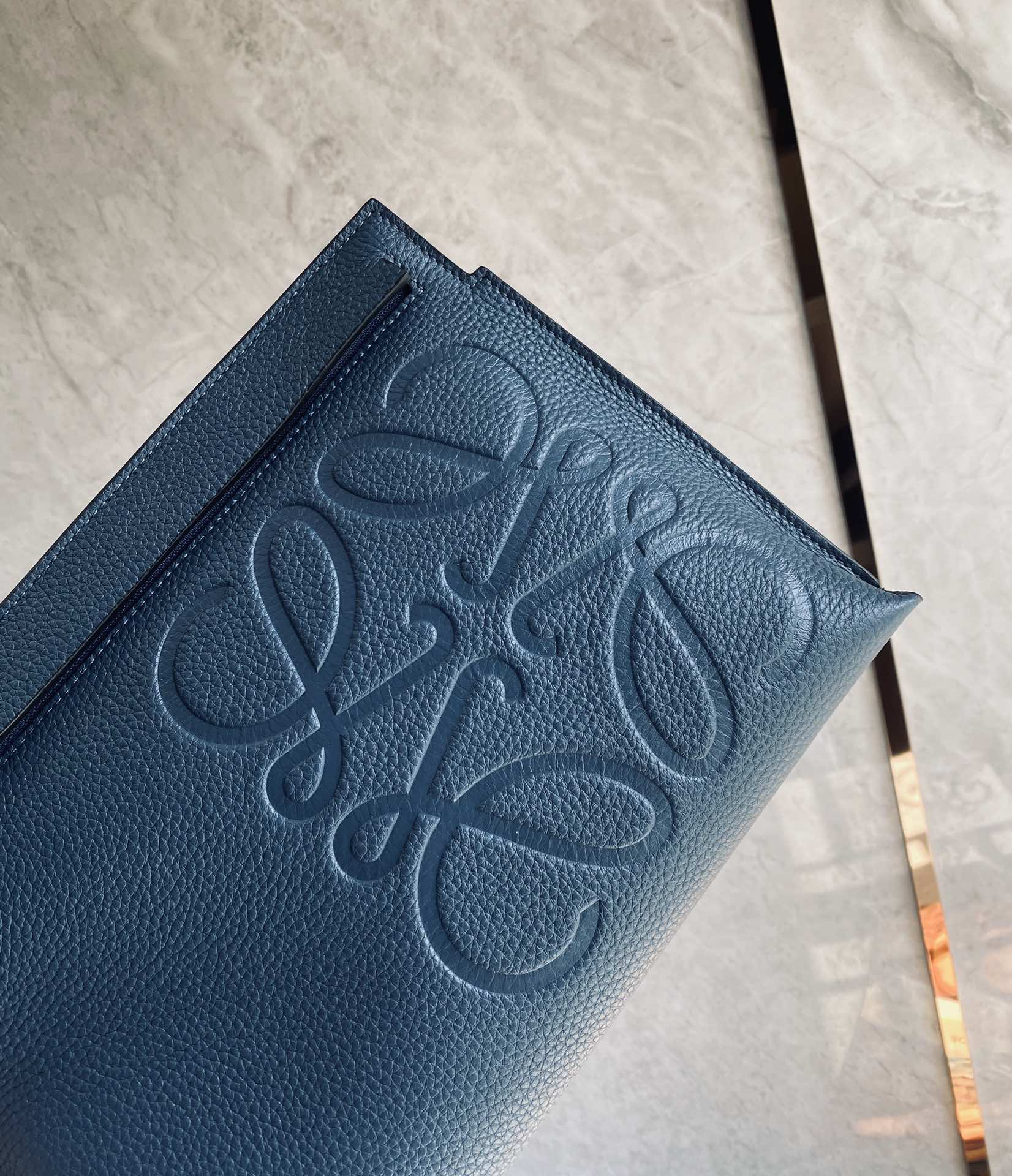 LOEWE罗意威 最新颗粒纹T pouch 系列手包 0219蓝色