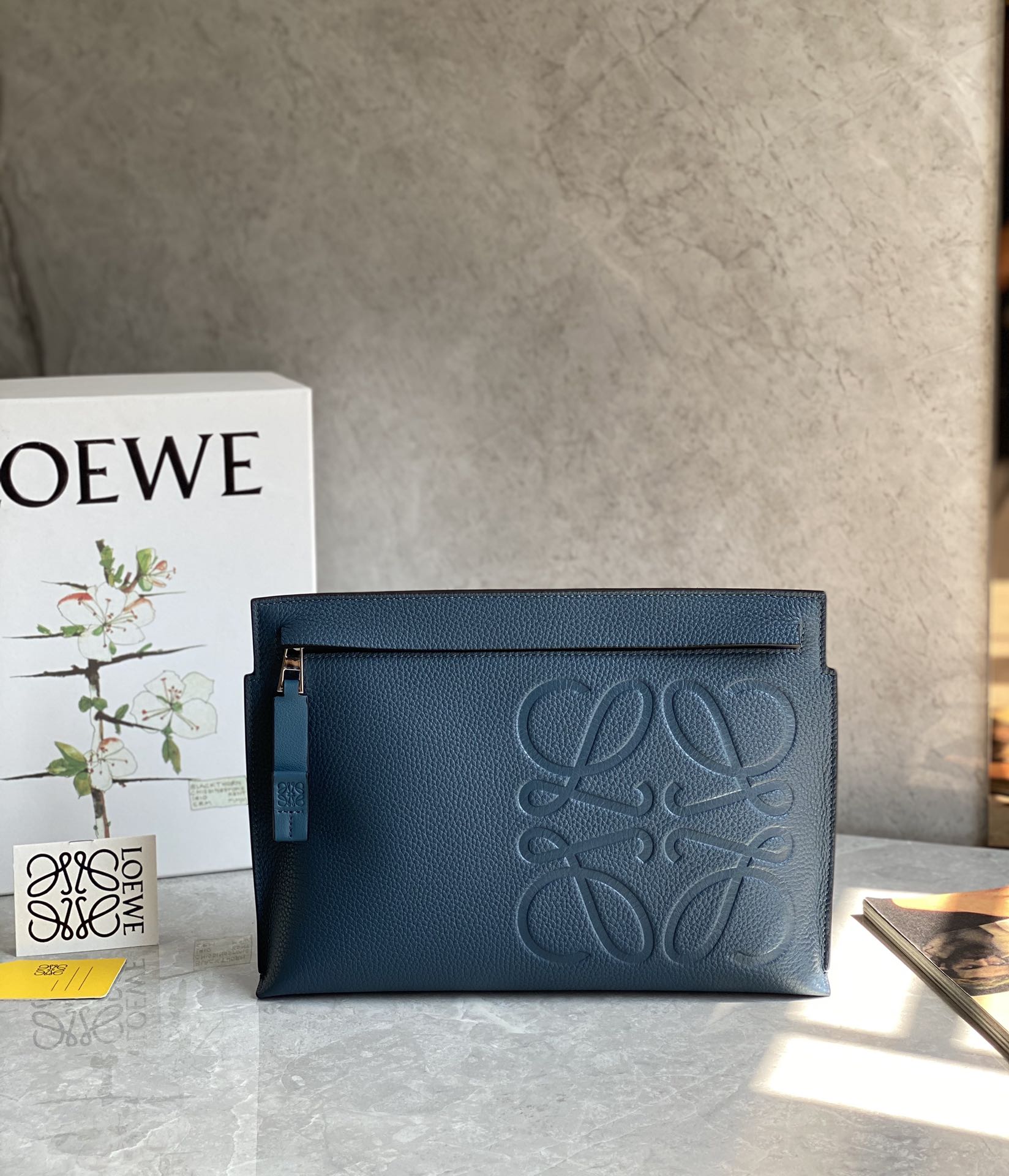 LOEWE罗意威 最新颗粒纹T pouch 系列手包 0219蓝色