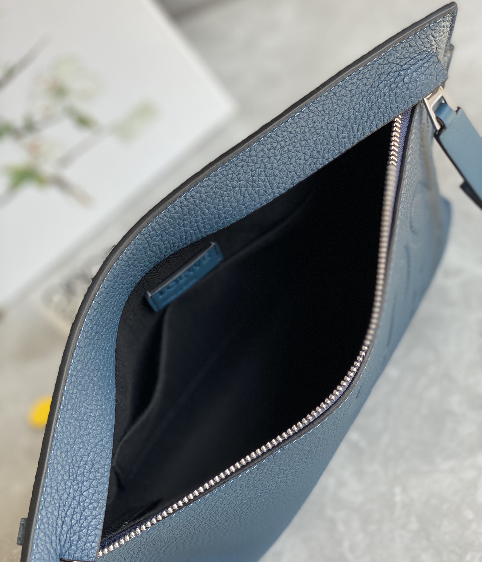 LOEWE罗意威 最新颗粒纹T pouch 系列手包 0219蓝色
