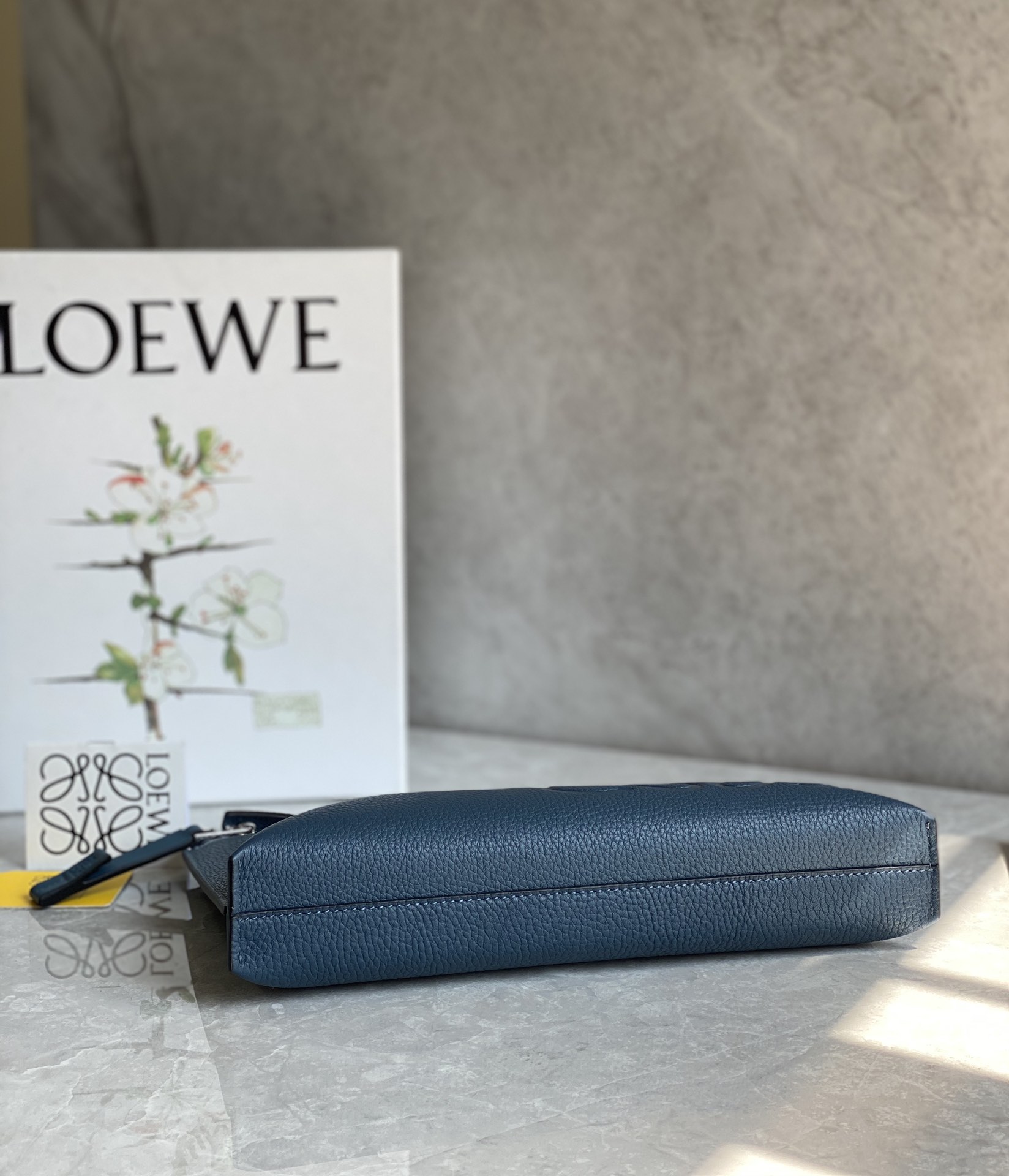 LOEWE罗意威 最新颗粒纹T pouch 系列手包 0219蓝色