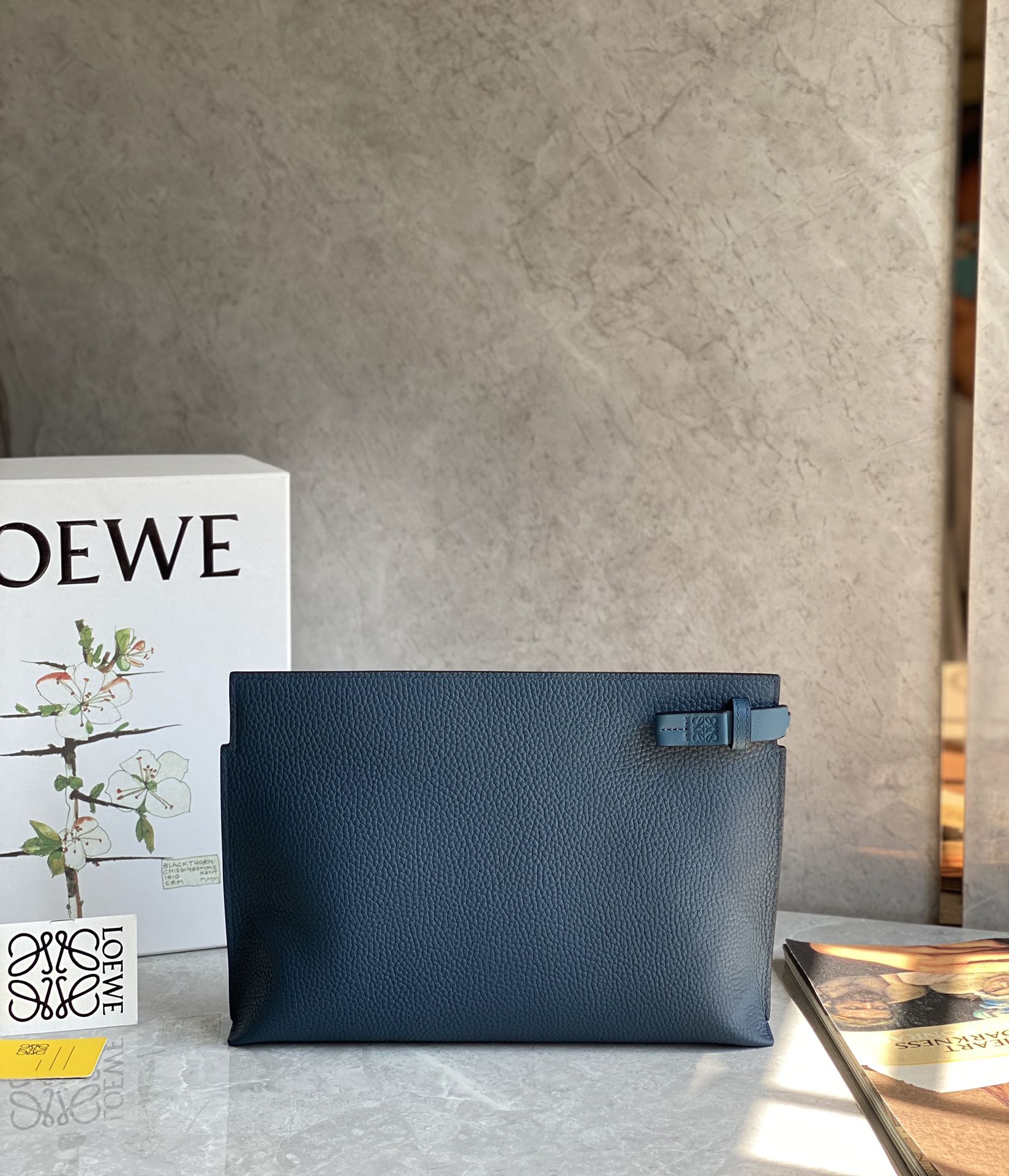 LOEWE罗意威 最新颗粒纹T pouch 系列手包 0219蓝色