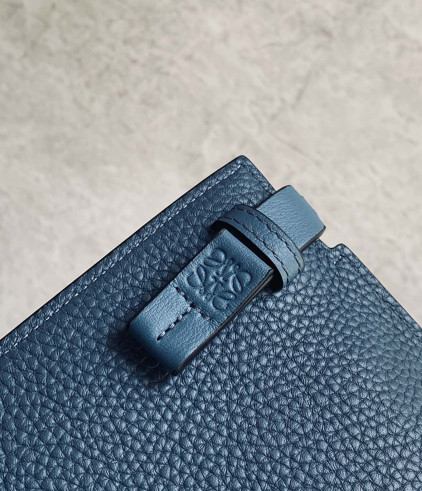 LOEWE罗意威 最新颗粒纹T pouch 系列手包 0219蓝色
