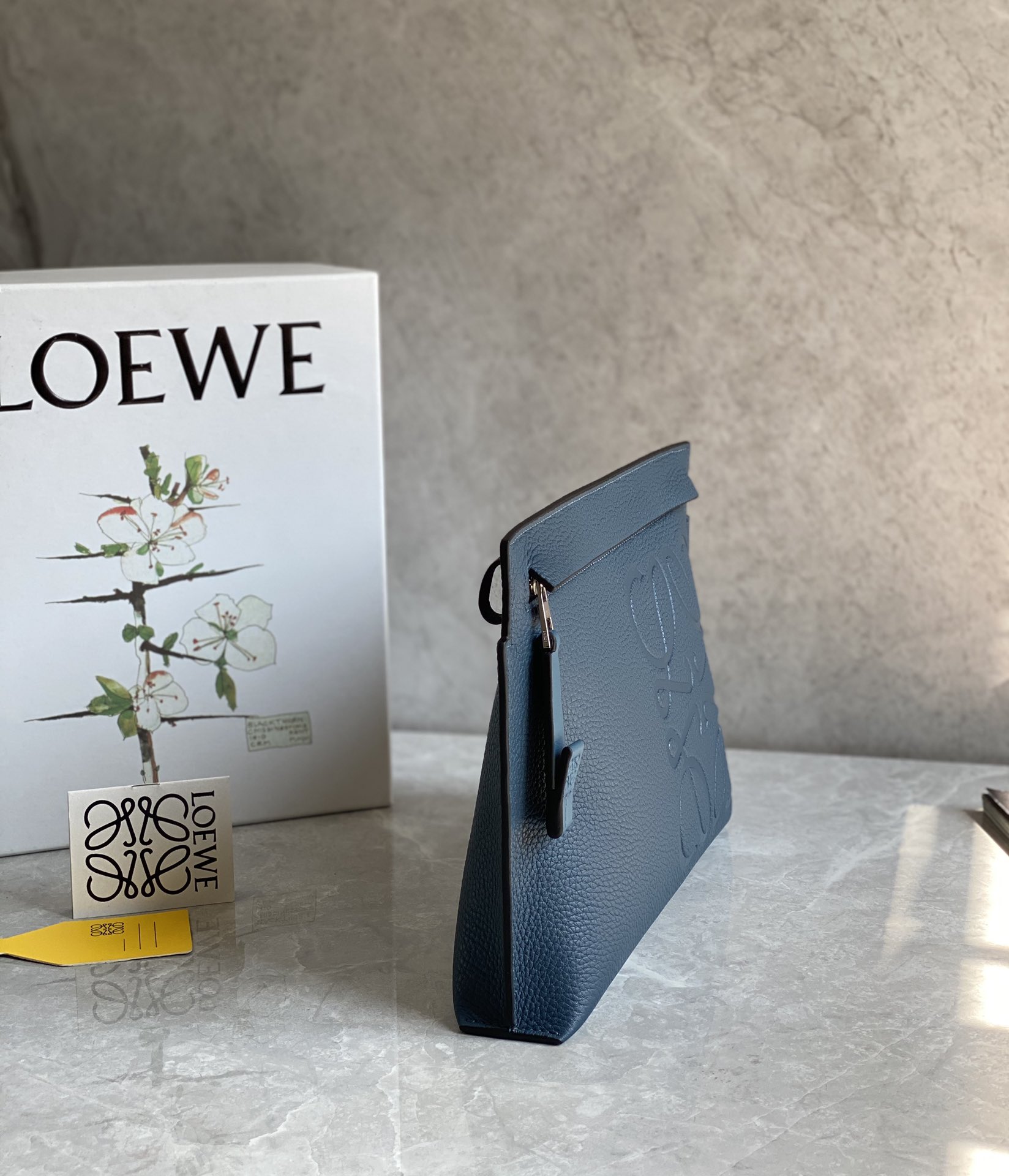 LOEWE罗意威 最新颗粒纹T pouch 系列手包 0219蓝色