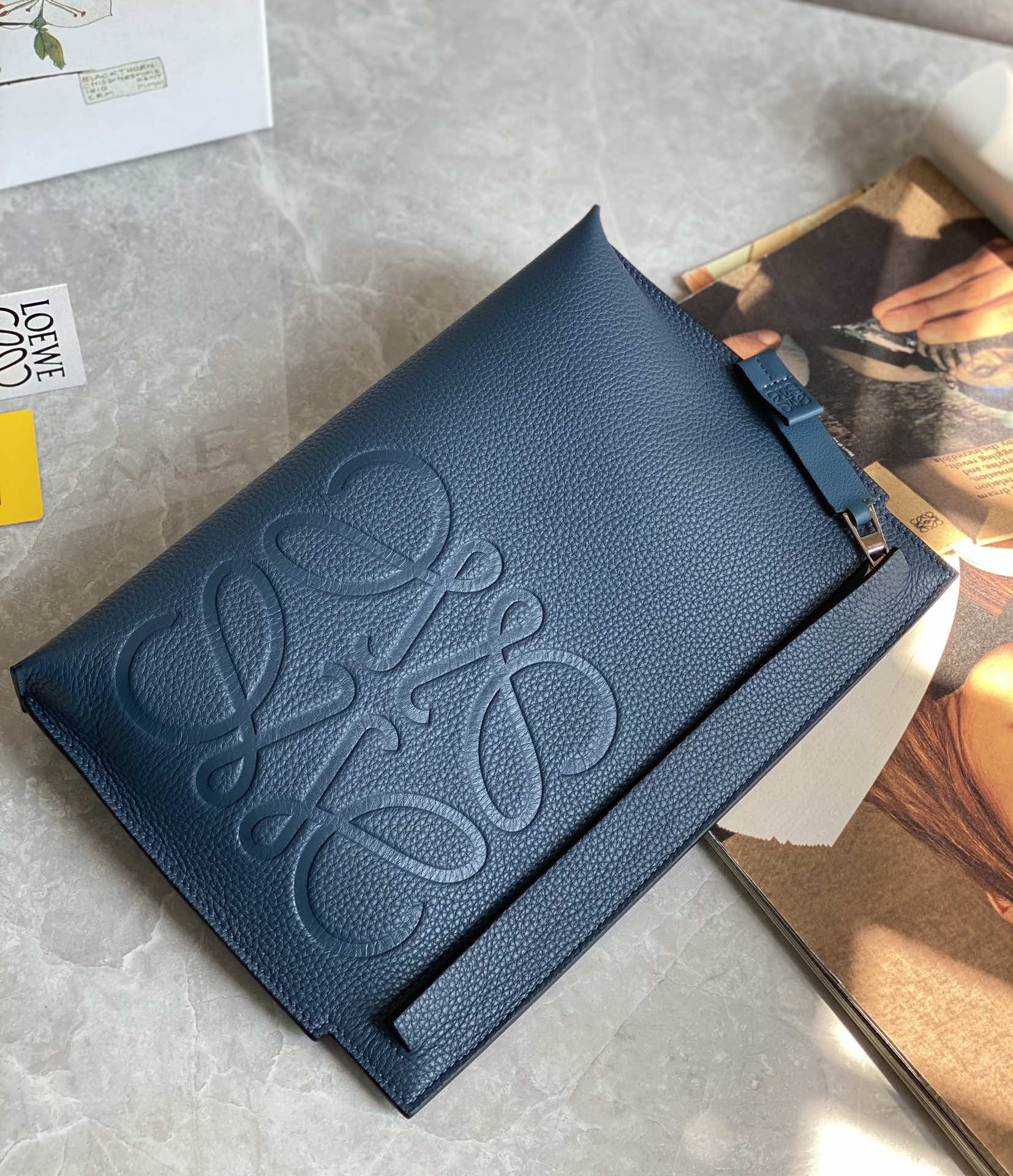 LOEWE罗意威 最新颗粒纹T pouch 系列手包 0219蓝色