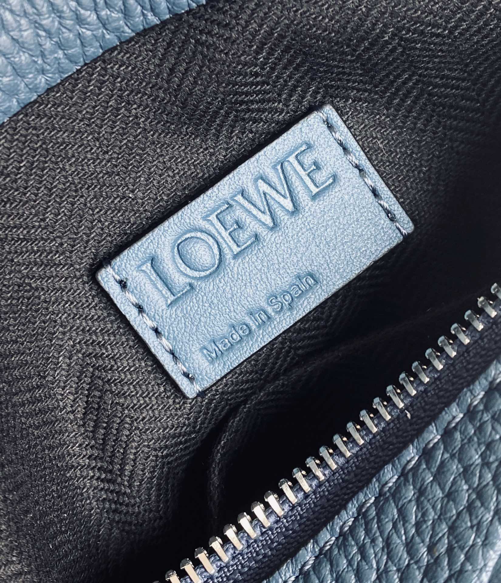 LOEWE罗意威 最新颗粒纹T pouch 系列手包 0219蓝色