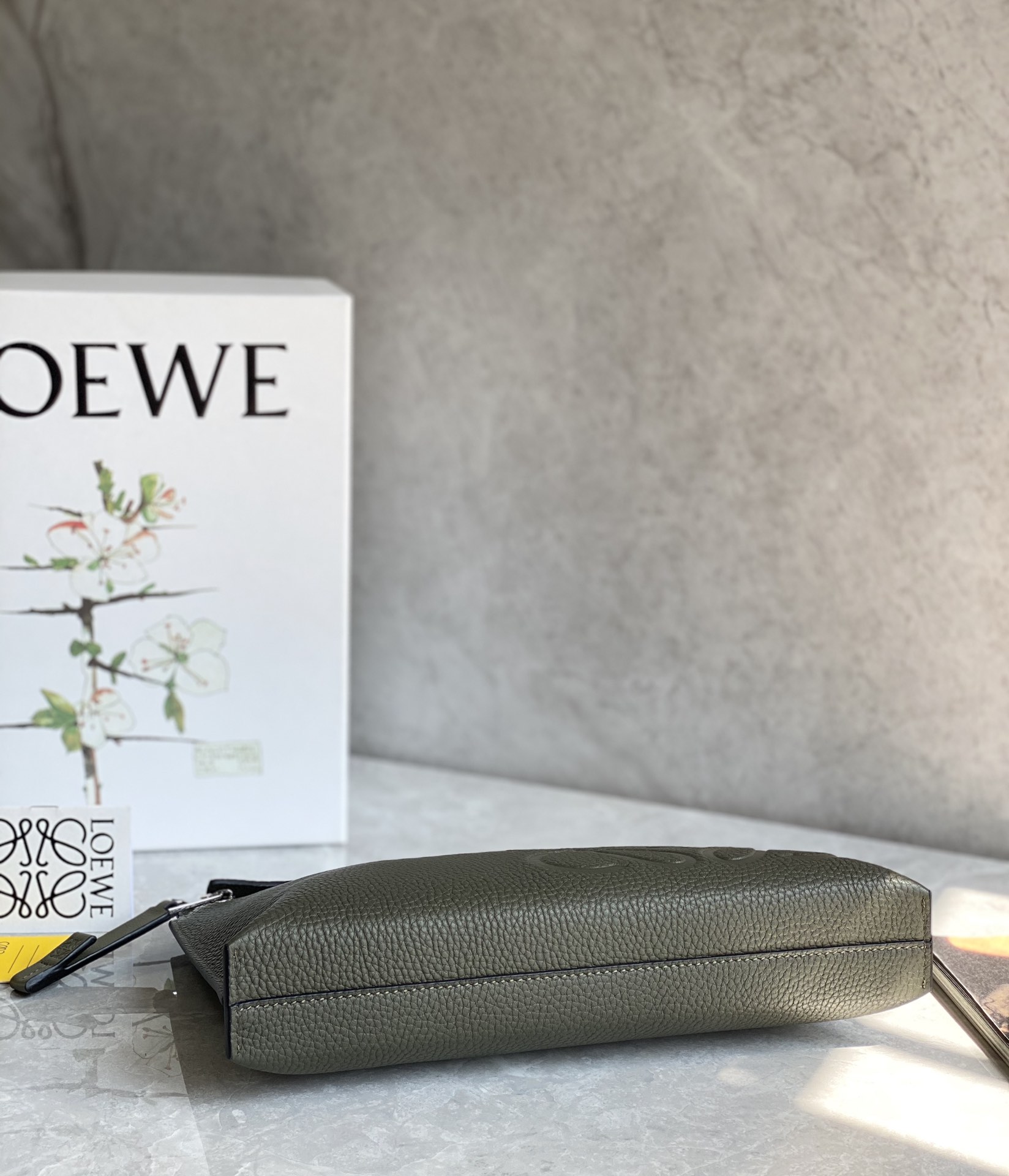 LOEWE罗意威 最新颗粒纹T pouch 系列手包 0219橄榄绿