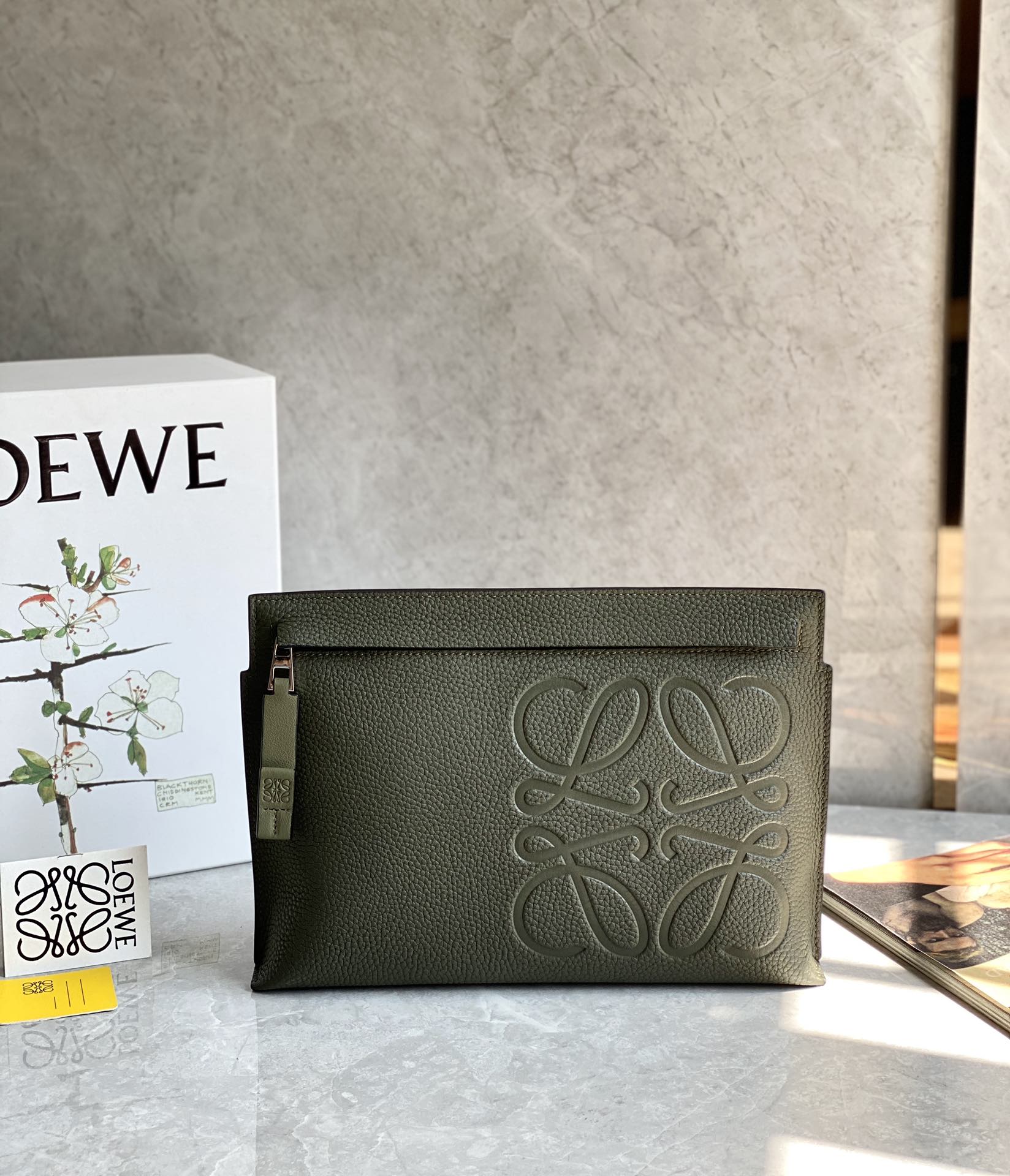 LOEWE罗意威 最新颗粒纹T pouch 系列手包 0219橄榄绿