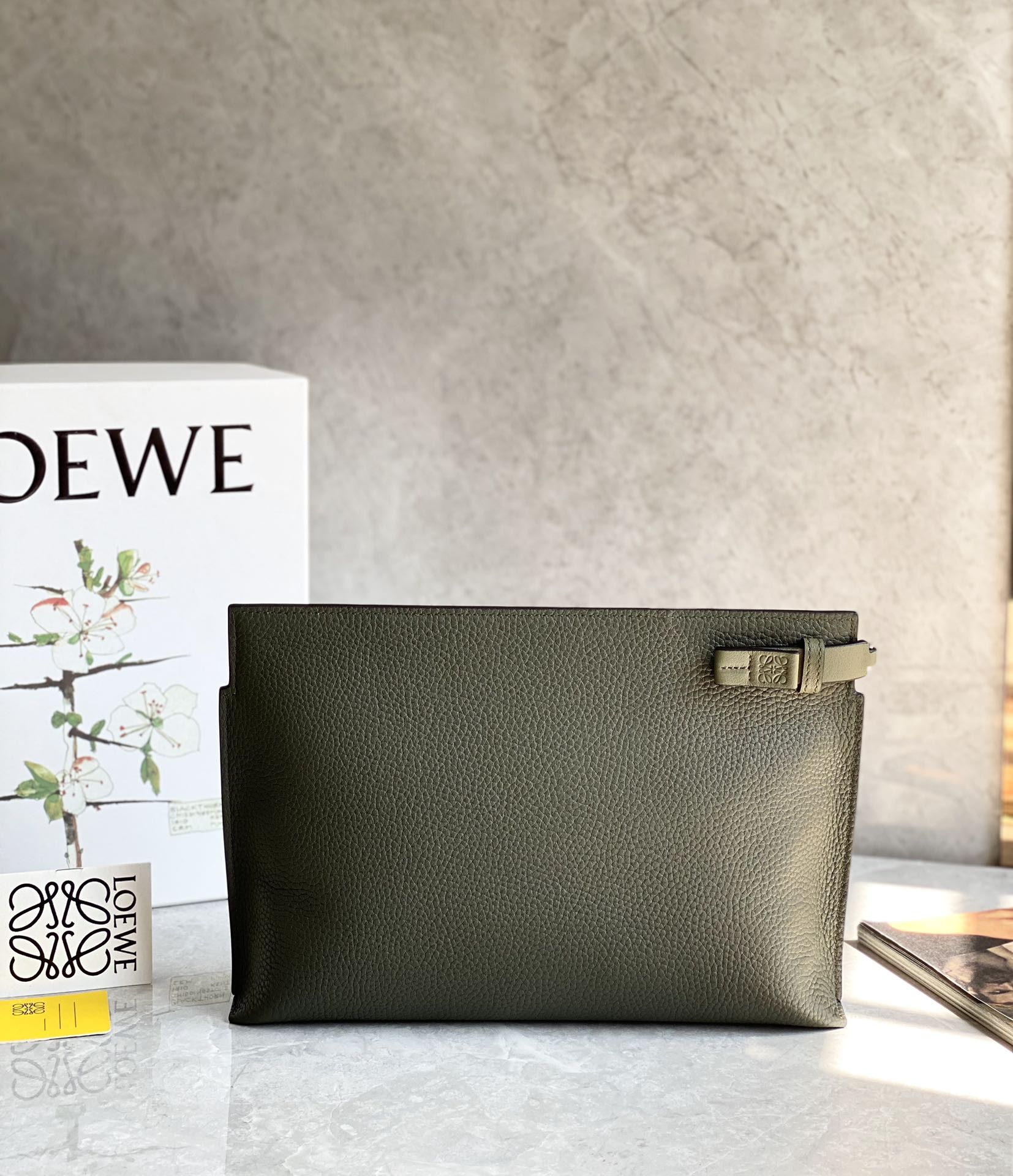 LOEWE罗意威 最新颗粒纹T pouch 系列手包 0219橄榄绿