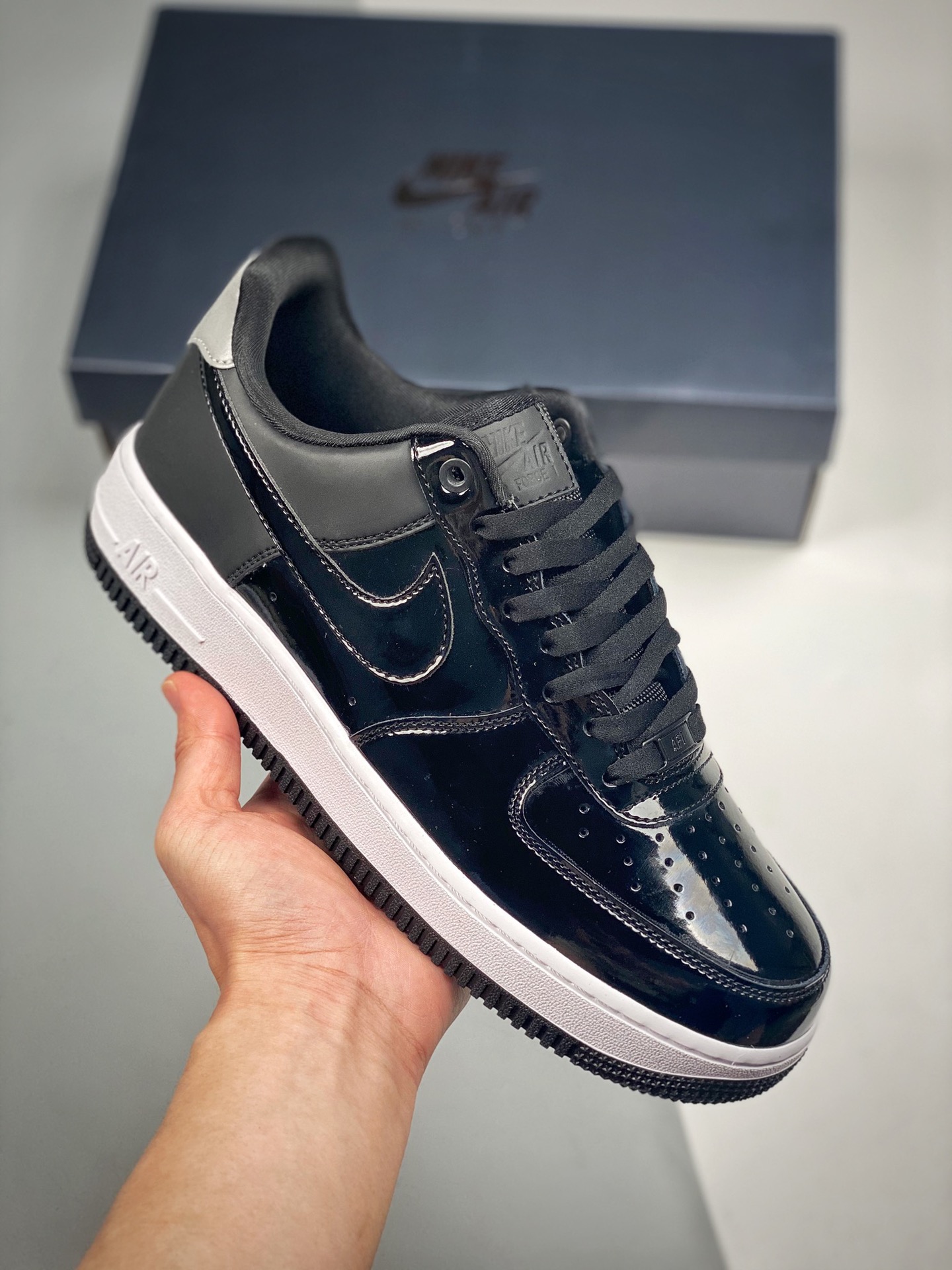 Nike Air Force 1 Low blanco y negro, horma original y plantilla original, crea la forma auténtica de Air Force, enfocad…