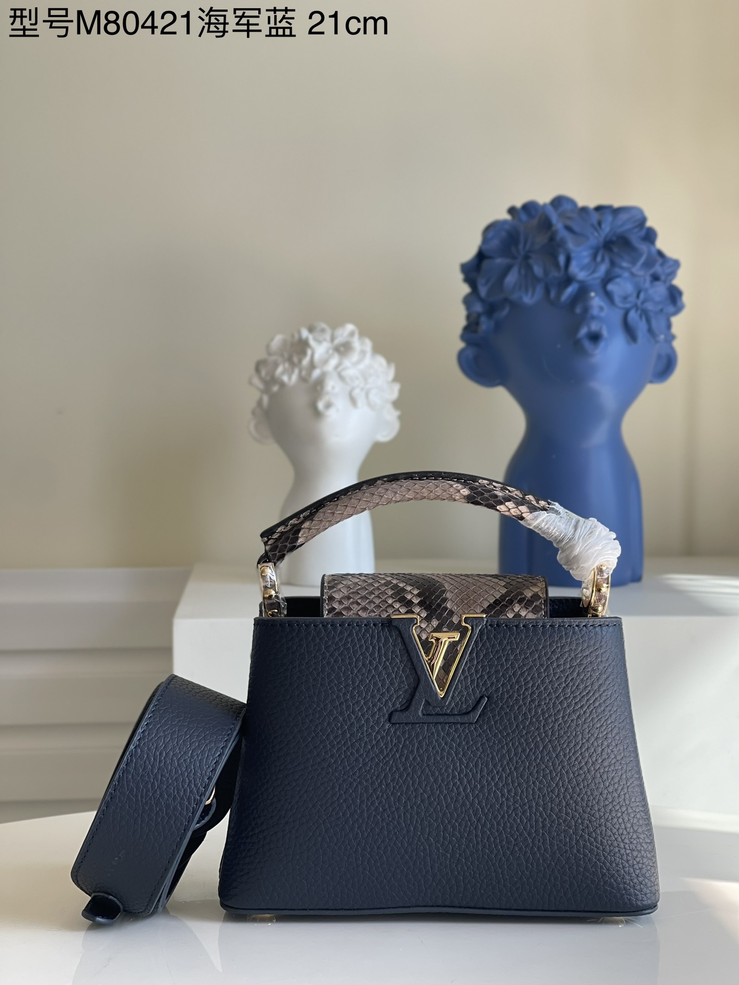 NO:398166,【Exclusive real photo M80421 navy mini】M96467 Capucines mini handbag imported from France, shiny metal trim, unique Capucines cover can be included in the bag to display letter logos, and can be turned outwards, presenting Monogram Flower pattern size: 21x14x8cm j.,LV【original leather】,louis vuitton,cowhide19860909【独家实拍M80421海军蓝 迷你】M96467 Capucines 迷你手袋 法国进口小牛皮,闪亮的金属饰件,特有的Capucines搭盖既可收入包内展示字母标识,又可外翻 呈现Monogram Flower图案 size:21x14x8cm j.,LV【原厂皮】,louis vuitton,cowhide,Bag