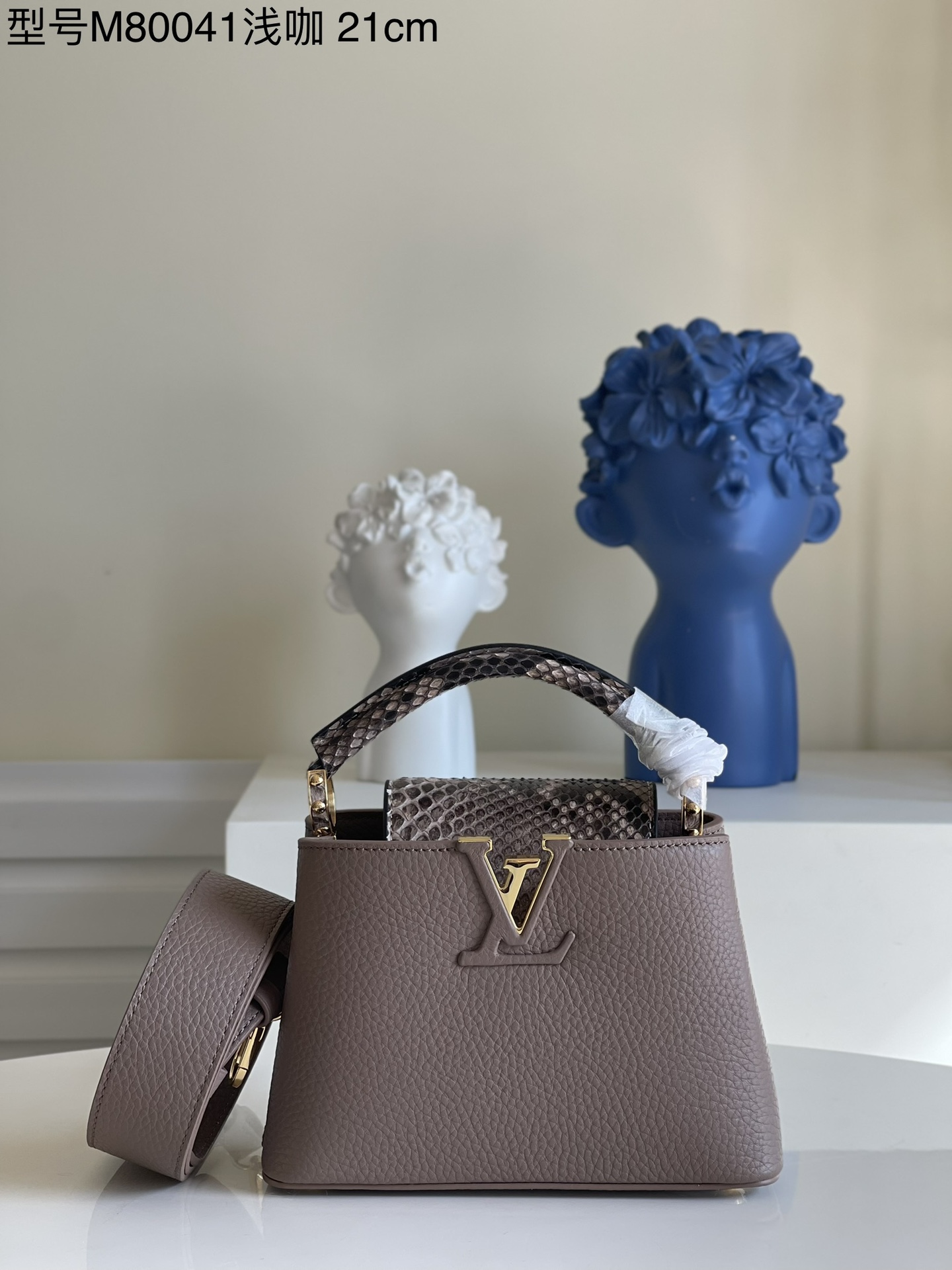 NO:397902,【Exclusive real photo M80041 light coffee mini】M96467 Capucines mini handbag imported from France, shiny metal trim, unique Capucines cover can be included in the bag to display letter logos, and can be turned outwards, presenting Monogram Flower pattern size: 21x14x8cm j.,LV【original leather】,louis vuitton,cowhide19860909【独家实拍M80041浅咖 迷你】M96467 Capucines 迷你手袋 法国进口小牛皮,闪亮的金属饰件,特有的Capucines搭盖既可收入包内展示字母标识,又可外翻 呈现Monogram Flower图案 size:21x14x8cm j.,LV【原厂皮】,louis vuitton,cowhide,Bag