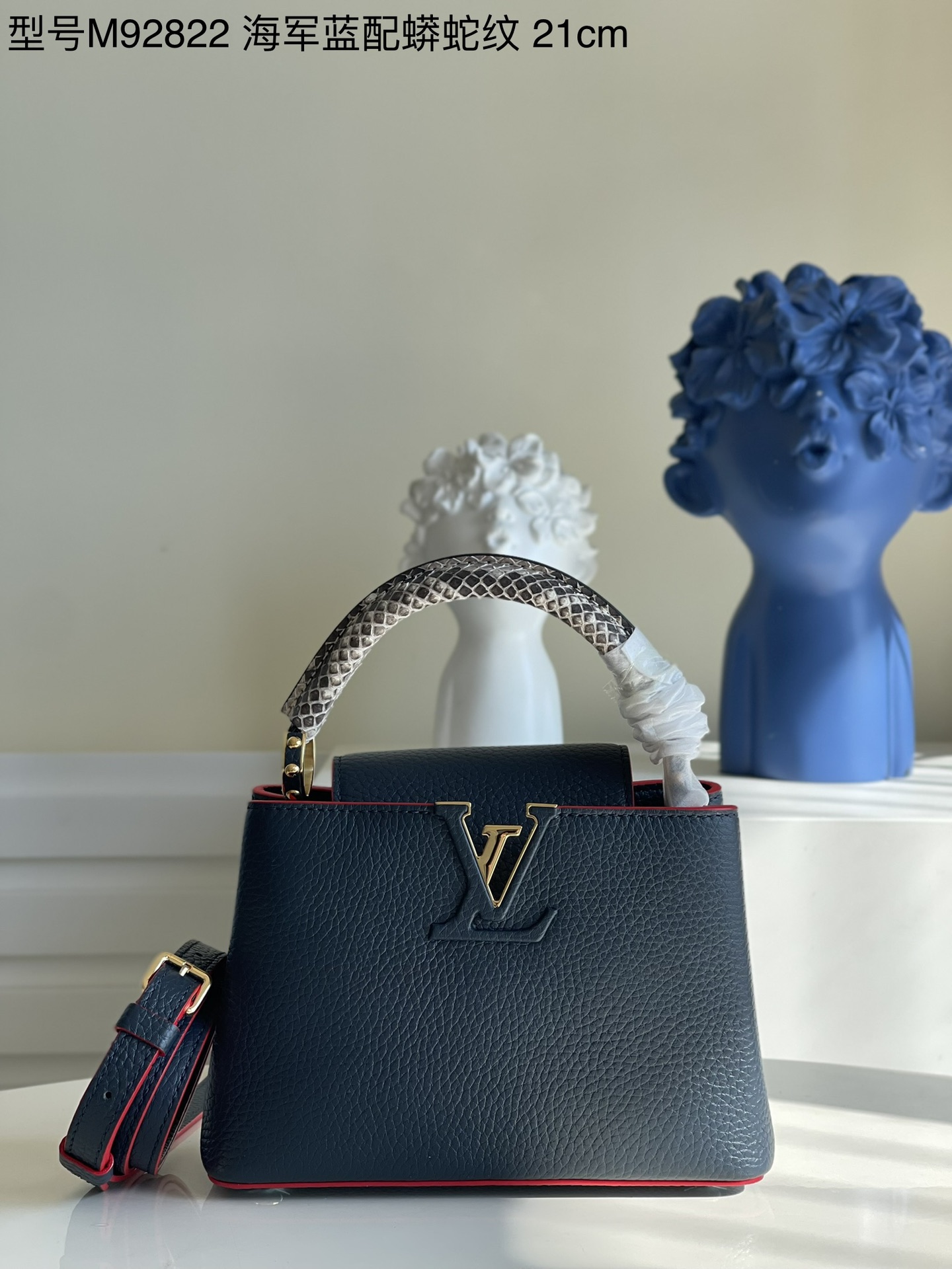 NO:397878,【Exclusive real photo M92822 Navy blue with python pattern mini】M96467 Capucines mini handbag imported from France, shiny metal trim, unique Capucines cover can be included in the bag to display letter logos, and can be turned outward, presenting Monogram Flower pattern size: 21x14x8cm kl.,LV【original leather】,louis vuitton,cowhide19860909【独家实拍M92822 海军蓝配蟒蛇纹 迷你】M96467 Capucines 迷你手袋 法国进口小牛皮,闪亮的金属饰件,特有的Capucines搭盖既可收入包内展示字母标识,又可外翻 呈现Monogram Flower图案 size:21x14x8cm kl.,LV【原厂皮】,louis vuitton,cowhide,Bag
