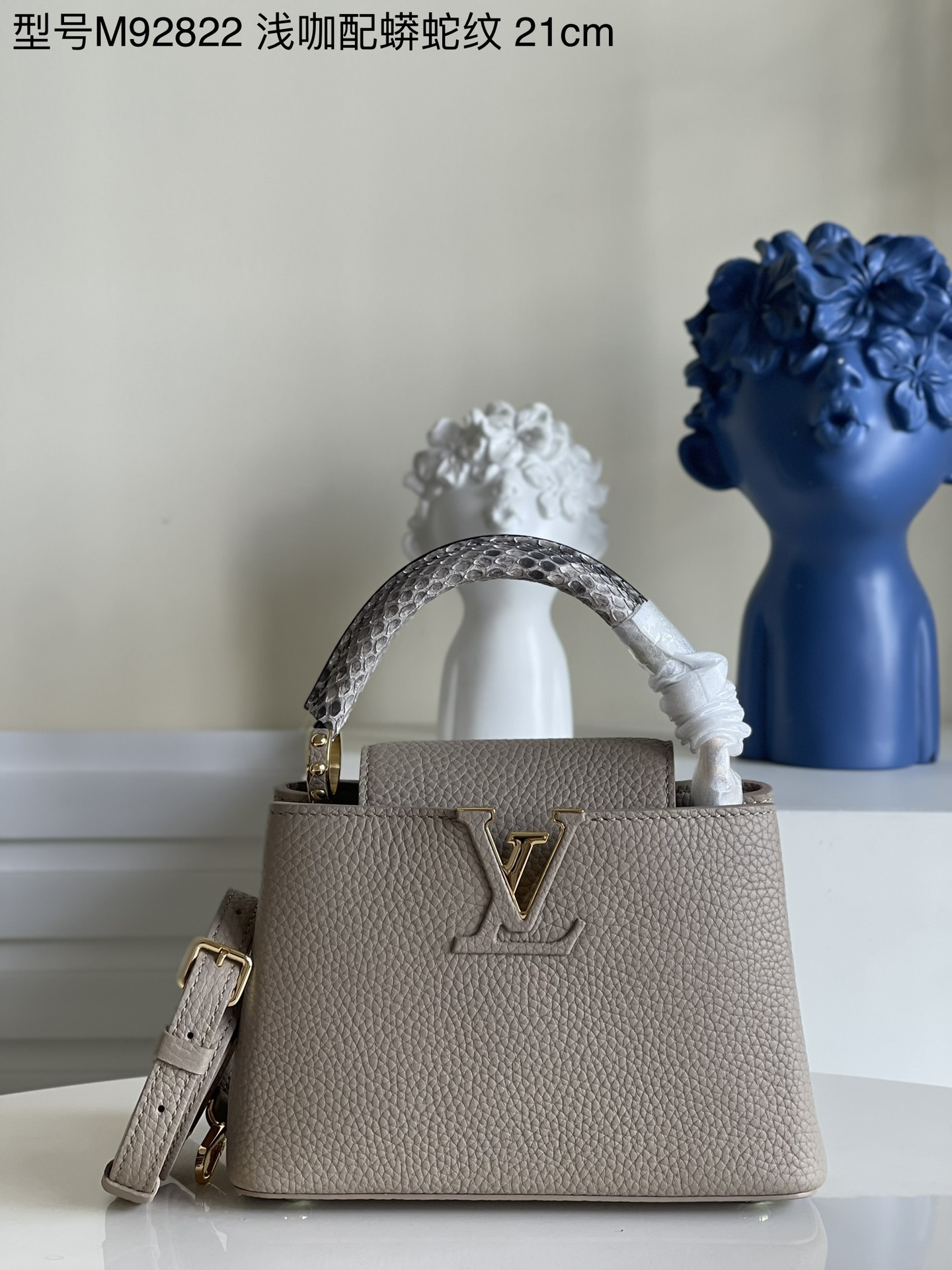 NO:397880,【Exclusive real photo M92822 light coffee with python pattern mini】M96467 Capucines mini handbag imported from France, shiny metal trim, unique Capucines cover can be included in the bag to display letter logos, and can be turned outward, presenting Monogram Flower pattern size: 21x14x8cm kl.,LV【original leather】,louis vuitton,cowhide19860909【独家实拍M92822 浅咖配蟒蛇纹 迷你】M96467 Capucines 迷你手袋 法国进口小牛皮,闪亮的金属饰件,特有的Capucines搭盖既可收入包内展示字母标识,又可外翻 呈现Monogram Flower图案 size:21x14x8cm kl.,LV【原厂皮】,louis vuitton,cowhide,Bag