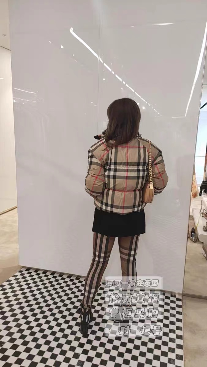 Top-grade Burberry plaid women's down jacket. Filled with 90% premium down for excellent warmth. High-density polyester with quilted design. Stand collar, zipper, and pockets. Sizes: S, M, L.-Big cat