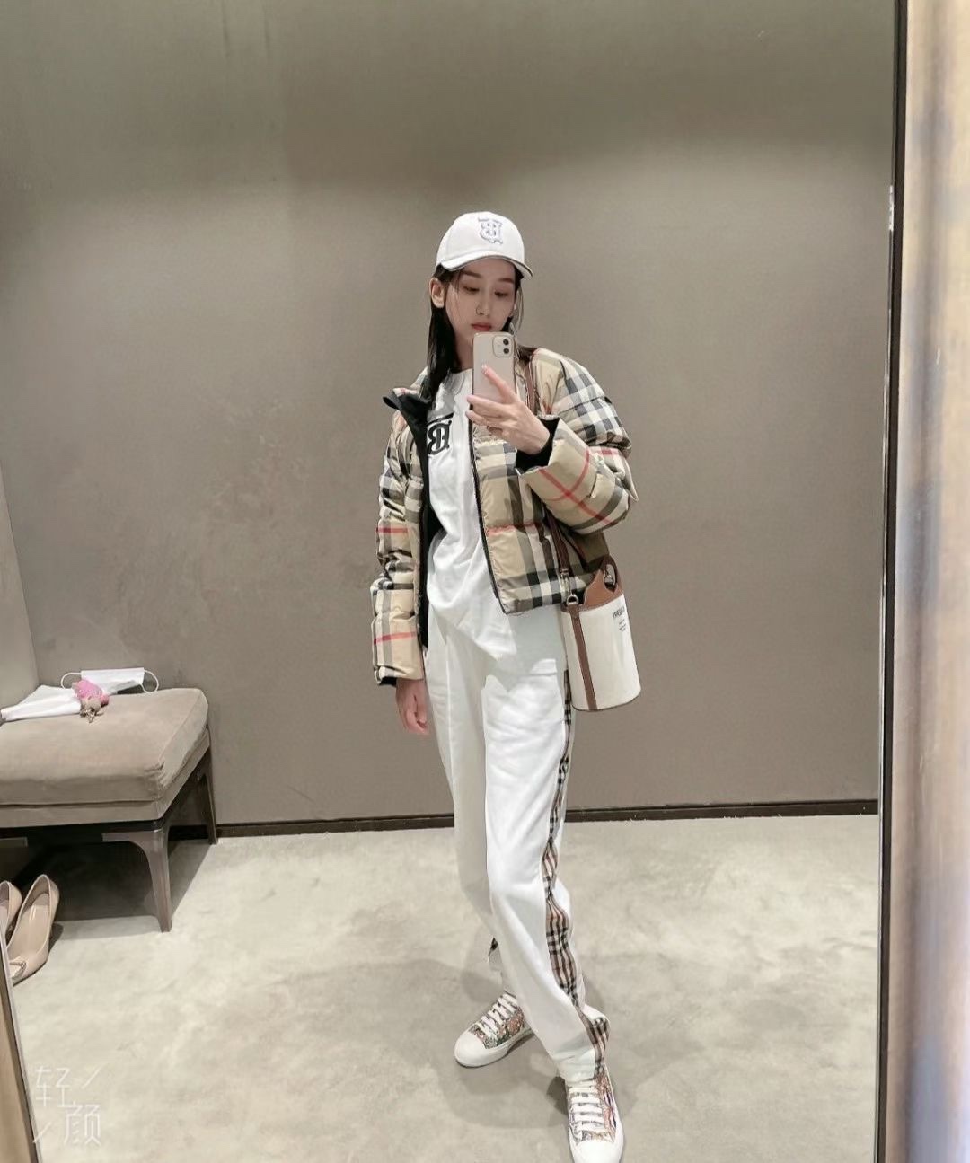 Top-grade Burberry plaid women's down jacket. Filled with 90% premium down for excellent warmth. High-density polyester with quilted design. Stand collar, zipper, and pockets. Sizes: S, M, L.-Big cat