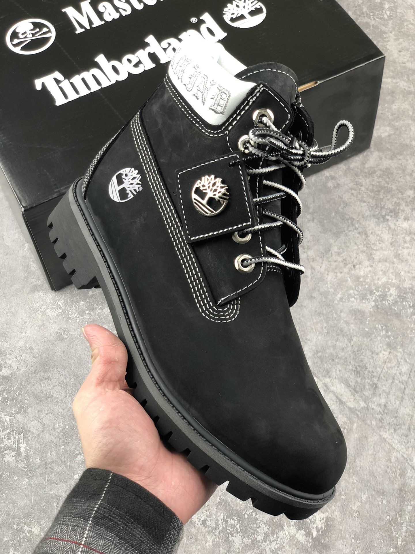 本地自取 核心放店
Timberland x Mastermind Japan 联名拉链款
添柏岚/天伯伦 Mmj2代强势来袭 正式出货 
20款最强潮流工装系列 历年经典 超级联名款  中山纯原代工厂版本 胎牛皮防水 注塑大底 原厂宝元注射机 独立紫光防伪 最强工艺 完全还原正品 鞋尾精工电绣  所有细节可对比国外专柜 全套原包装 海外代购专用版本 
尺码：39.5 40 41 42 43 44 45偏大一码