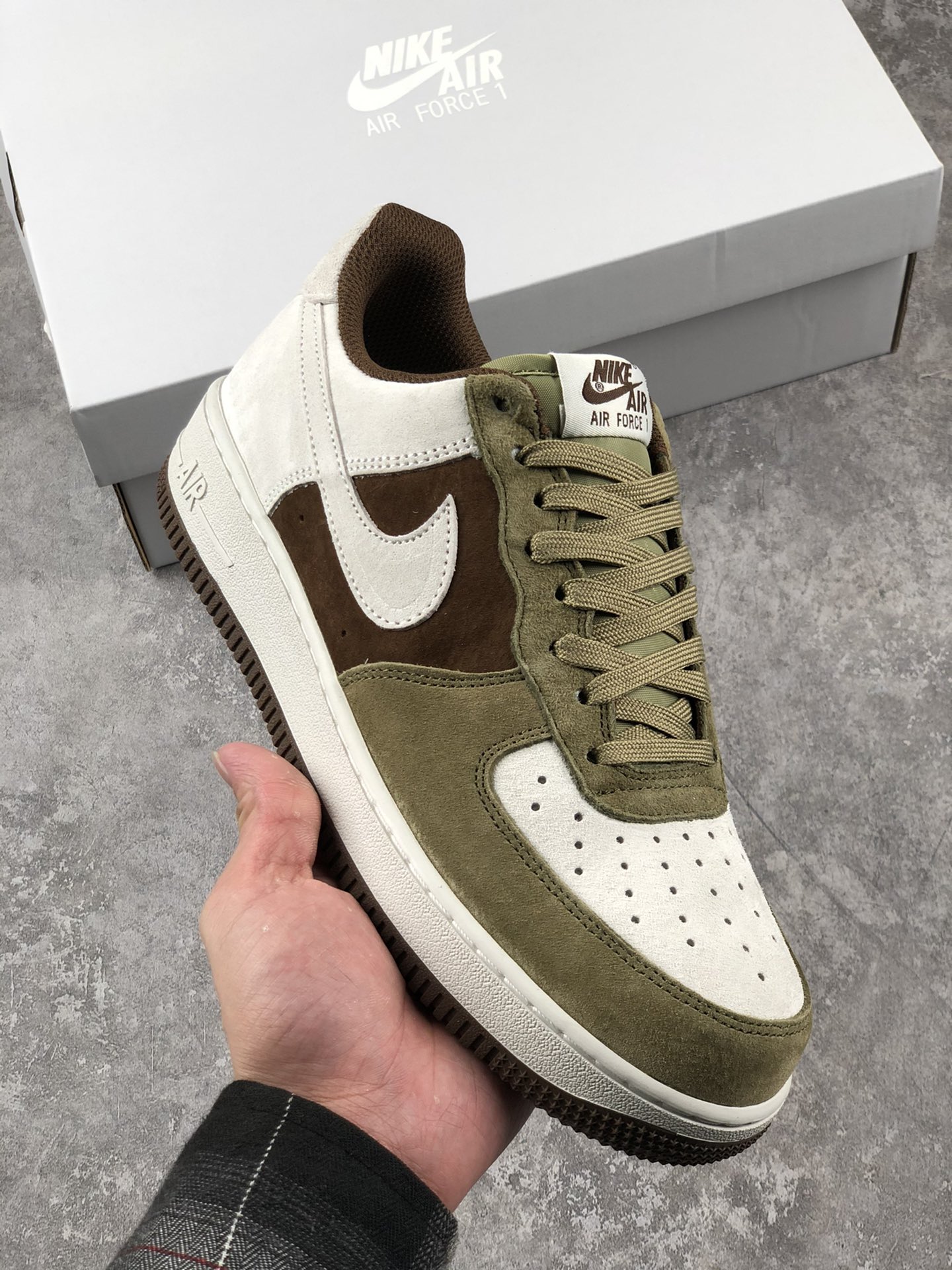 本地自取 终端放店
耐克 Nike Air Force 1 Low 白棕绿拼接 空军一号低帮百搭休闲运动板鞋。柔软、弹性十足的缓震性能和出色的中底设计，横跨复古与现代的外型结合，造就出风靡全球三十多年的Force 1，直到今天还深受青睐
货号：DB2260-199
尺码：36 36.5 37.5 38 38.5 39 40 40.5 41 42 42.5 43 44 45