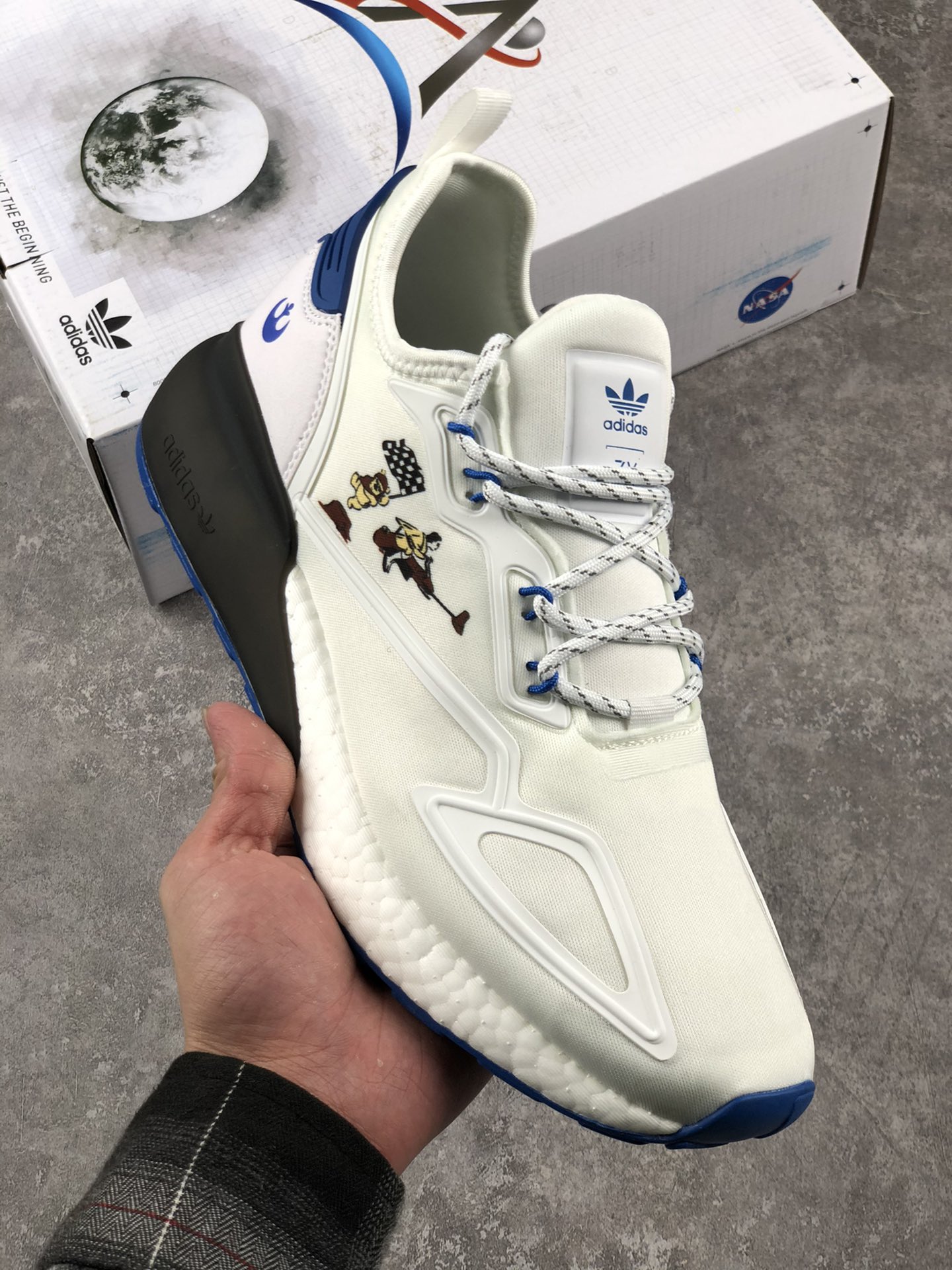 本地自取 支持放店
AD Originals ZX 2K Boost 
这款街头经典板鞋，采用科技风设计。网材鞋面搭配模制饰面，力求打造未来风范。别致外底，力求伴你保持节奏。采用套入式结构，同时也配鞋带 
官方货号：G55568
Size：36-45带半码