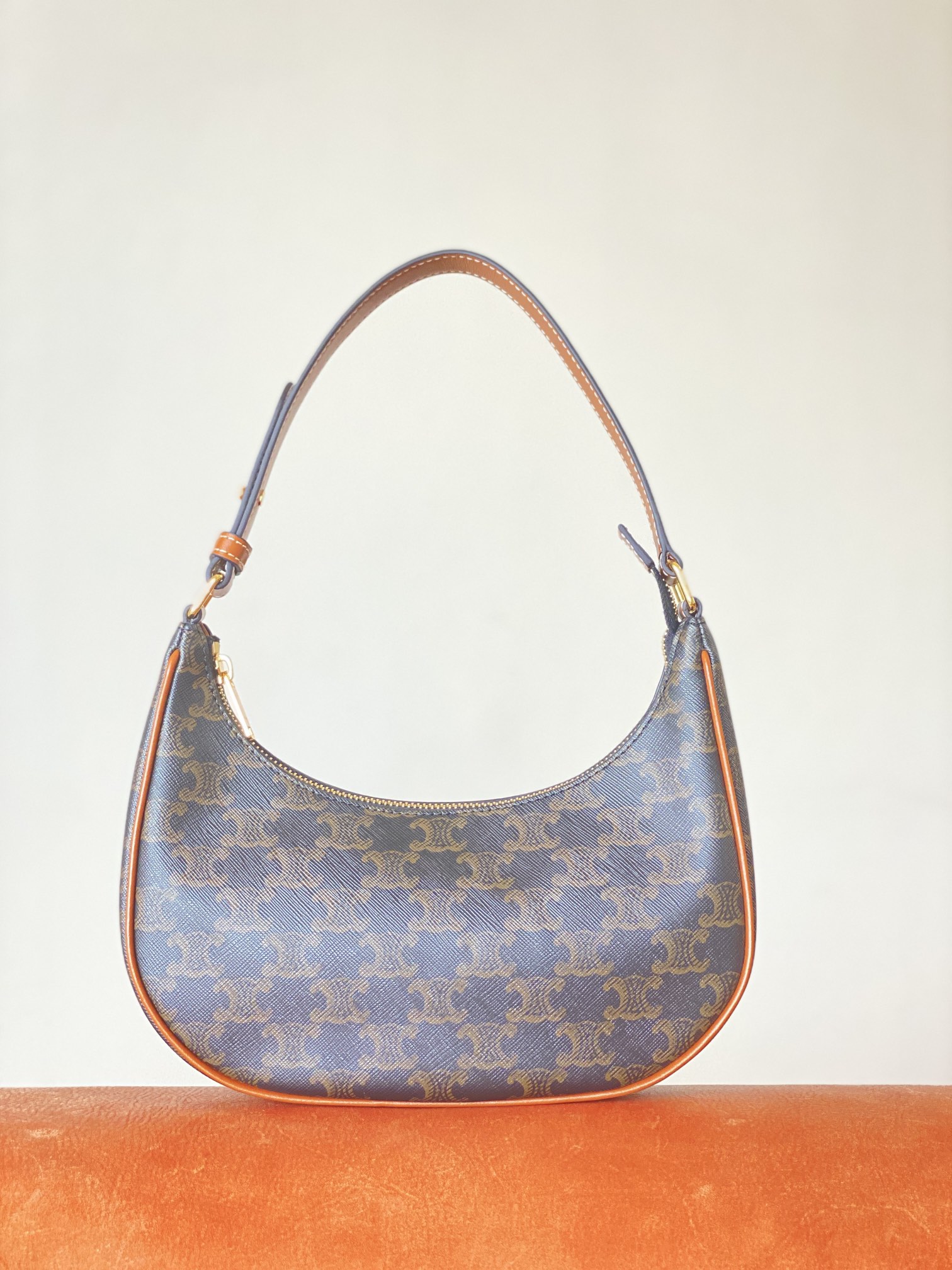 Celine One price 650 Presbyopia Ava Triomphe armpit bag