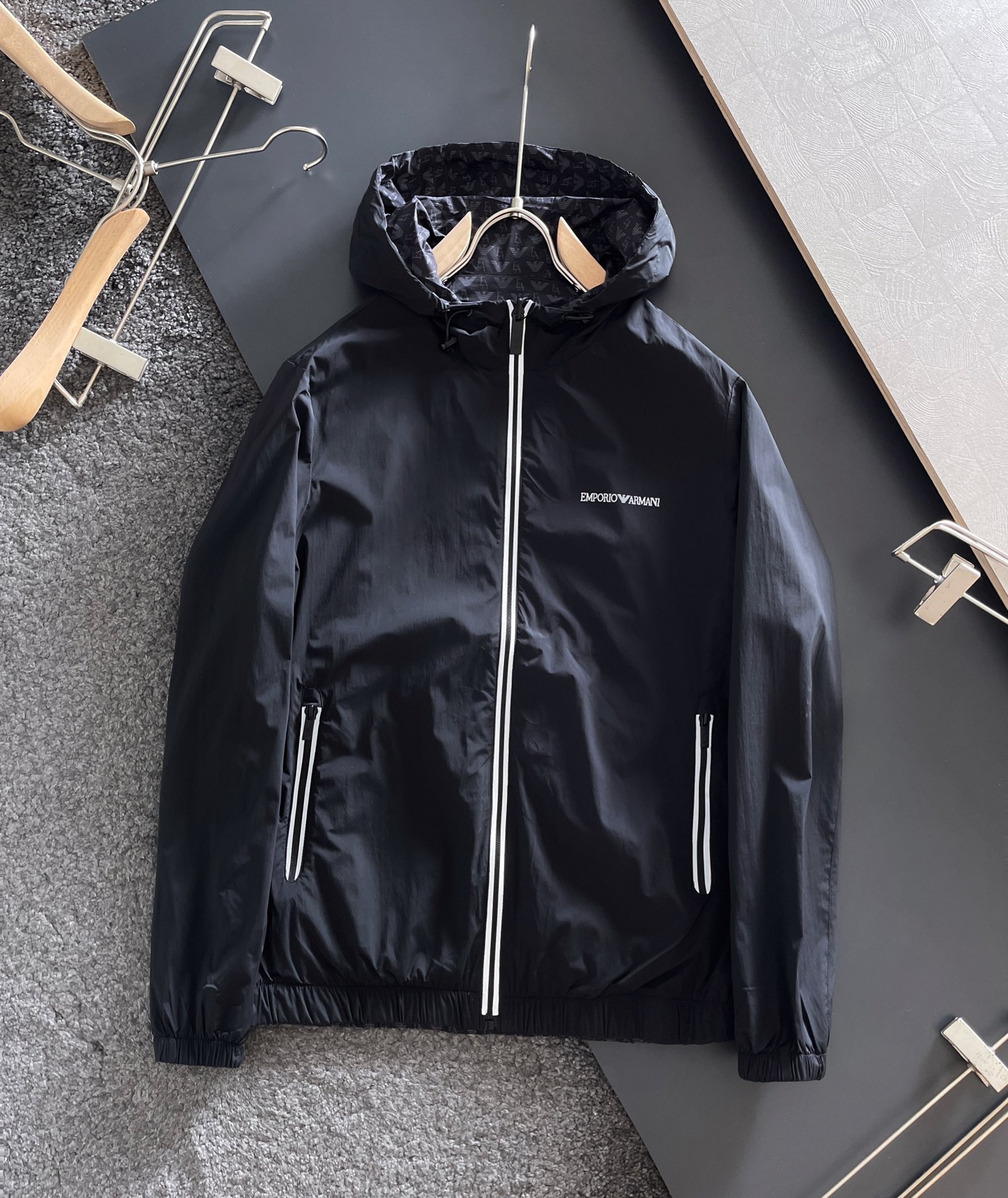 NO:125329,EMA Armani [Double-sided wear] New jacket. Super A original single jacket windbreaker, selected bio-based polyester fiber fabric, raw materials are taken from renewable resources hot jackets, autumn style hot new products, original hardware, ultimate luxury catwalk original order good products, hot fashion jackets, extreme comfortable experience, simple and fashionable, calm and versatile, not picky, domestic OEM products!  Code number M-3XL, Armani, jackets & coats, jackets & coats, alexander wang19860909EMA阿玛尼【双面穿】 新款外套.超A原单夹克风衣,精选生物基聚酯纤维面料打造、原料取自可再生资源爆款外套 秋款火爆新品 原版五金,极致奢华走秀款原单好货 爆款时尚外套 极度舒适体验 简约时尚 从容百搭穿着不挑人 国内代工厂出品！码数M-3XL,,armani,jackets & coats,jackets & coats,alexander wang,Men's clothing