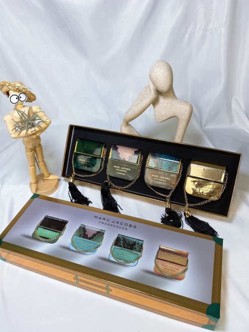 Marc Jacobs Decadence Mini Handbag Perfume Set - 4 x 30ml 1 Marc Jacobs Decadence Mini Handbag Perfume Set - 4 x 30ml