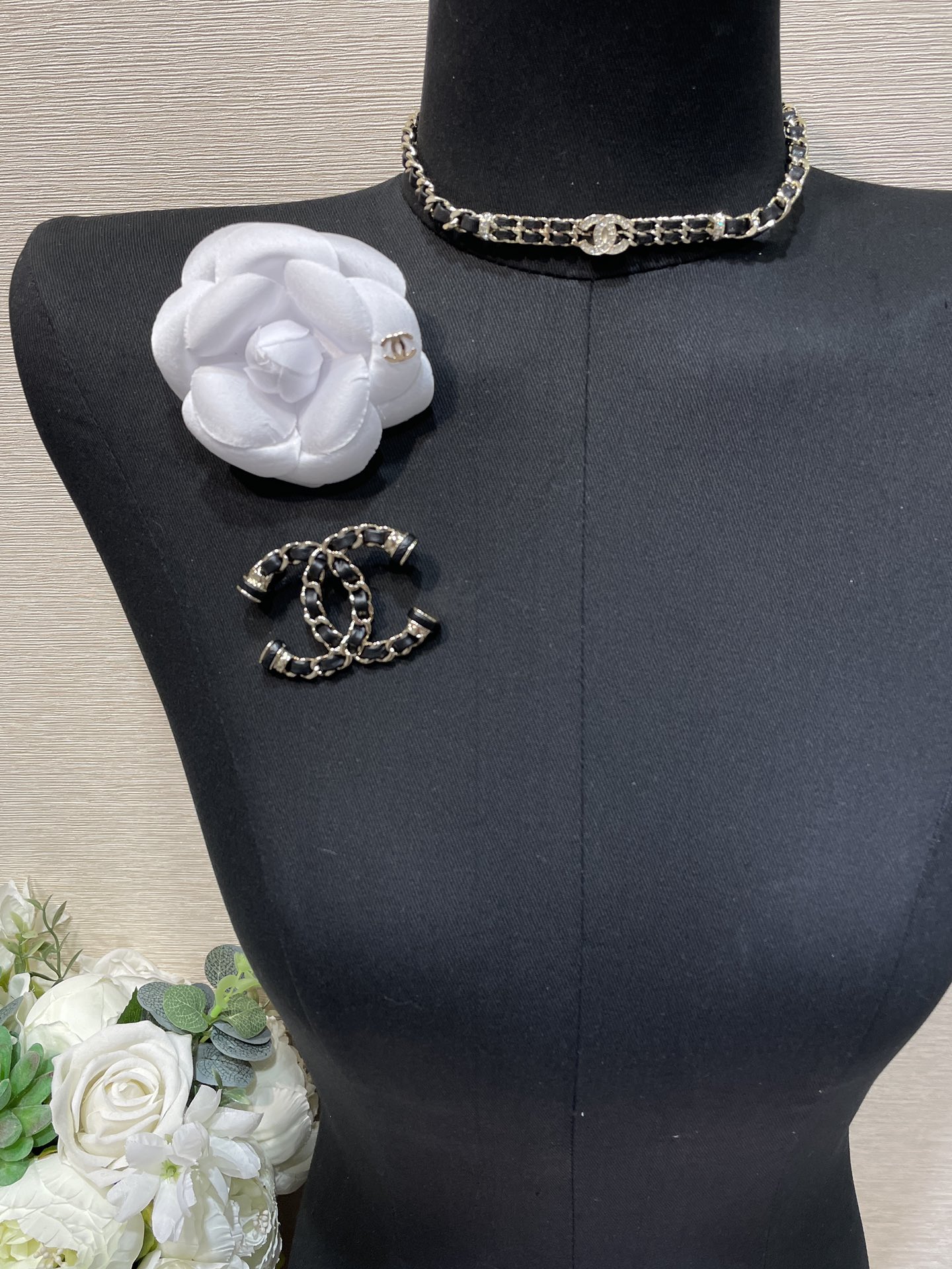 NO:632575,88220 available in stock in seconds Xin Zhilei's same style Autumn and winter new black sheepskin cc with gold chain set with diamond choker collarbone necklace looks good when worn alone or stacked Sweet and cool girl high-end style Z version purchase and customization Swarovski diamonds, necklace, sheepskin, Cartier high-end jewelry1986090988220现货秒发 辛芷蕾同款 秋冬新款黑色羊皮cc拼金色链条镶钻choker 锁骨项链 叠戴单戴都好看 甜酷少女高级风 z版购入定制 施华洛钻,,necklace,sheepskin,卡迪亚高端饰品,Jewelry