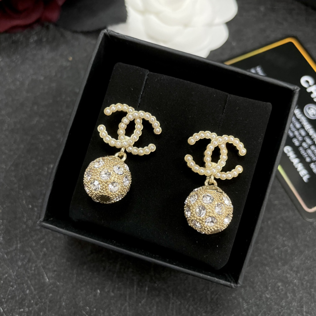 NO:688917,Small fragrant pearls and diamond pendant ball earrings, Chanel earrings, chanel, earrings19860909小香珍珠镶钻吊坠圆球耳环,香奈儿耳钉,chanel,earrings,Jewelry