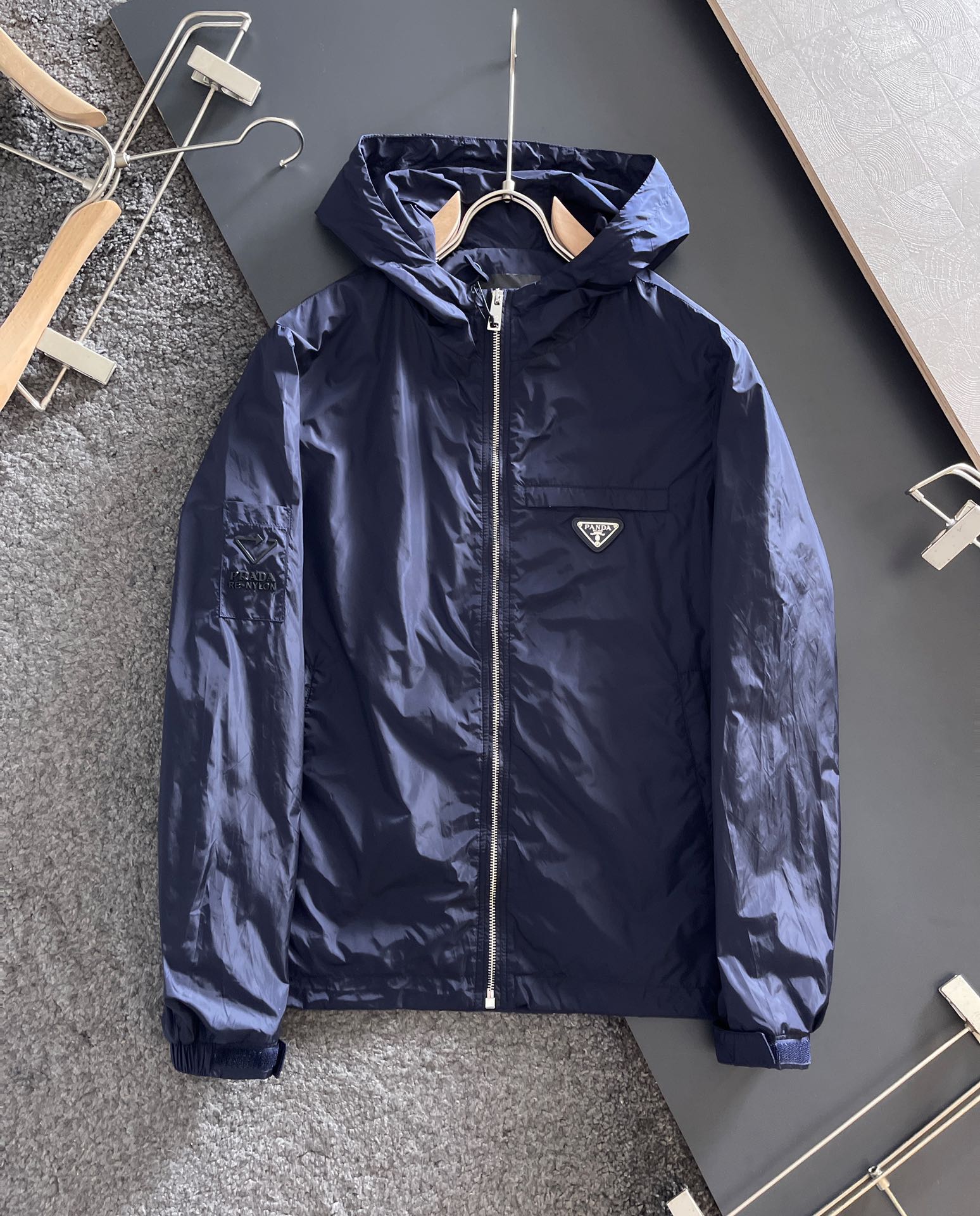 NO:125328,MLXL code PRA Prada new jacket. Super A original single jacket windbreaker, selected bio-based polyester fiber fabric, raw materials are taken from renewable resources hot new products, original hardware, ultimate luxury catwalk original single good product, hot fashionable jacket, extreme comfortable experience, simple and fashionable, calm and versatile, not picky, domestic OEM production!  ,,prada,prada,jackets & coats,jackets & coats,alexander wang19860909MLXL码 PRA普拉达 新款外套.超A原单夹克风衣,精选生物基聚酯纤维面料打造、原料取自可再生资源爆款外套 款火爆新品 原版五金,极致奢华走秀款原单好货 爆款时尚外套 极度舒适体验 简约时尚 从容百搭穿着不挑人 国内代工厂出品！,,prada,prada,jackets & coats,jackets & coats,alexander wang,Men's clothing