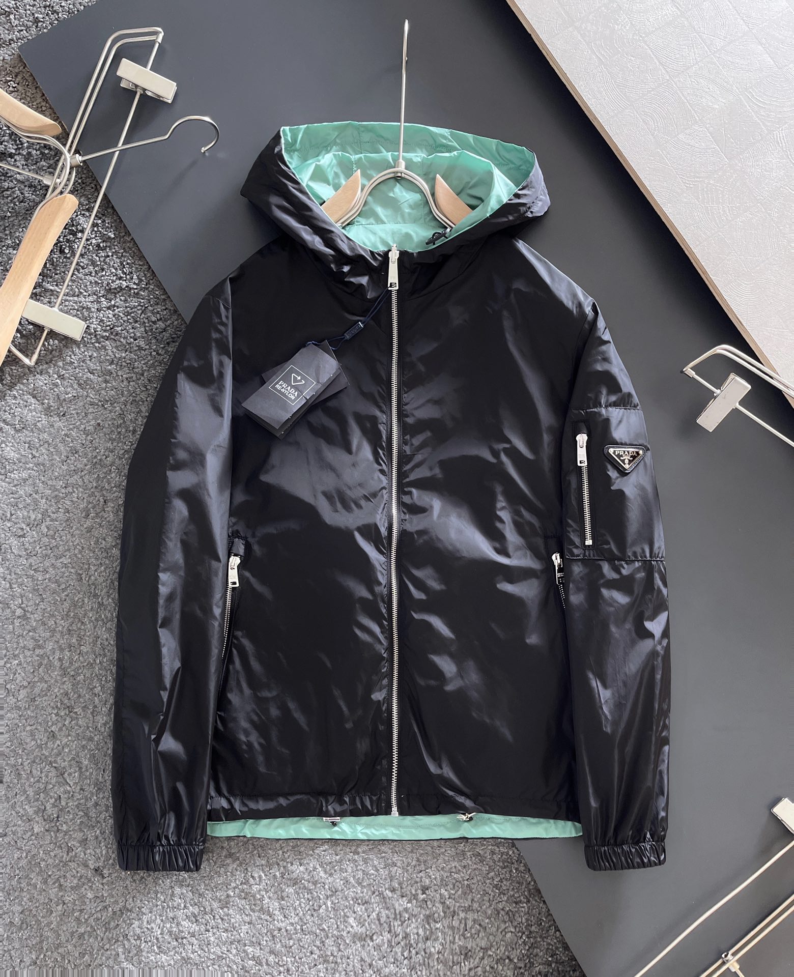 NO:125332,PRA Prada [Double-sided wear] New jacket. Super A original single jacket windbreaker, selected bio-based polyester fiber fabric, raw materials are taken from renewable resources hot new products, original hardware, ultimate luxury catwalk original order good products, hot fashion jacket, extremely comfortable experience, simple and fashionable, calm and versatile, not picky, domestic OEM production!  Code number M-3XL, prada, prada, jackets & coats, jackets & coats, alexander wang19860909PRA普拉达【双面穿】 新款外套.超A原单夹克风衣,精选生物基聚酯纤维面料打造、原料取自可再生资源爆款外套 款火爆新品 原版五金,极致奢华走秀款原单好货 爆款时尚外套 极度舒适体验 简约时尚 从容百搭穿着不挑人 国内代工厂出品！码数M-3XL,,prada,prada,jackets & coats,jackets & coats,alexander wang,Men's clothing