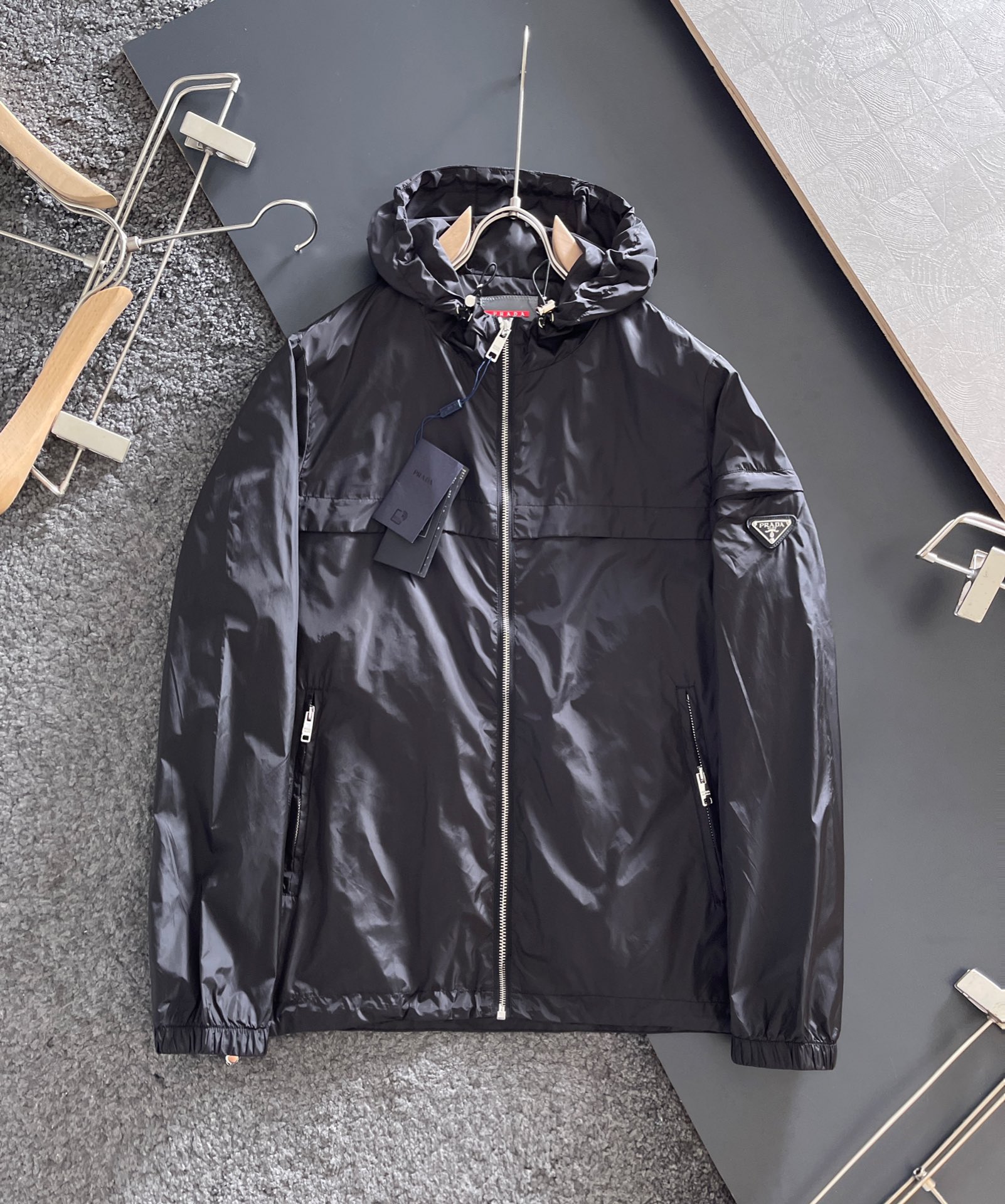 NO:125325,L size PRA Prada [New jacket. Super A original single jacket windbreaker, selected bio-based polyester fiber fabric, raw materials are taken from renewable resources hot jackets, autumn style hot new products, original hardware, ultimate luxury catwalk original order good goods, hot fashion jacket, extreme comfortable experience, simple and fashionable, calm and versatile, not picky, domestic OEM production!  yard count, prada, prada, jackets & coats, jackets & coats, alexander wang19860909L码 PRA普拉达【新款外套.超A原单夹克风衣,精选生物基聚酯纤维面料打造、原料取自可再生资源爆款外套 秋款火爆新品 原版五金,极致奢华走秀款原单好货 爆款时尚外套 极度舒适体验 简约时尚 从容百搭穿着不挑人 国内代工厂出品！码数,,prada,prada,jackets & coats,jackets & coats,alexander wang,Men's clothing