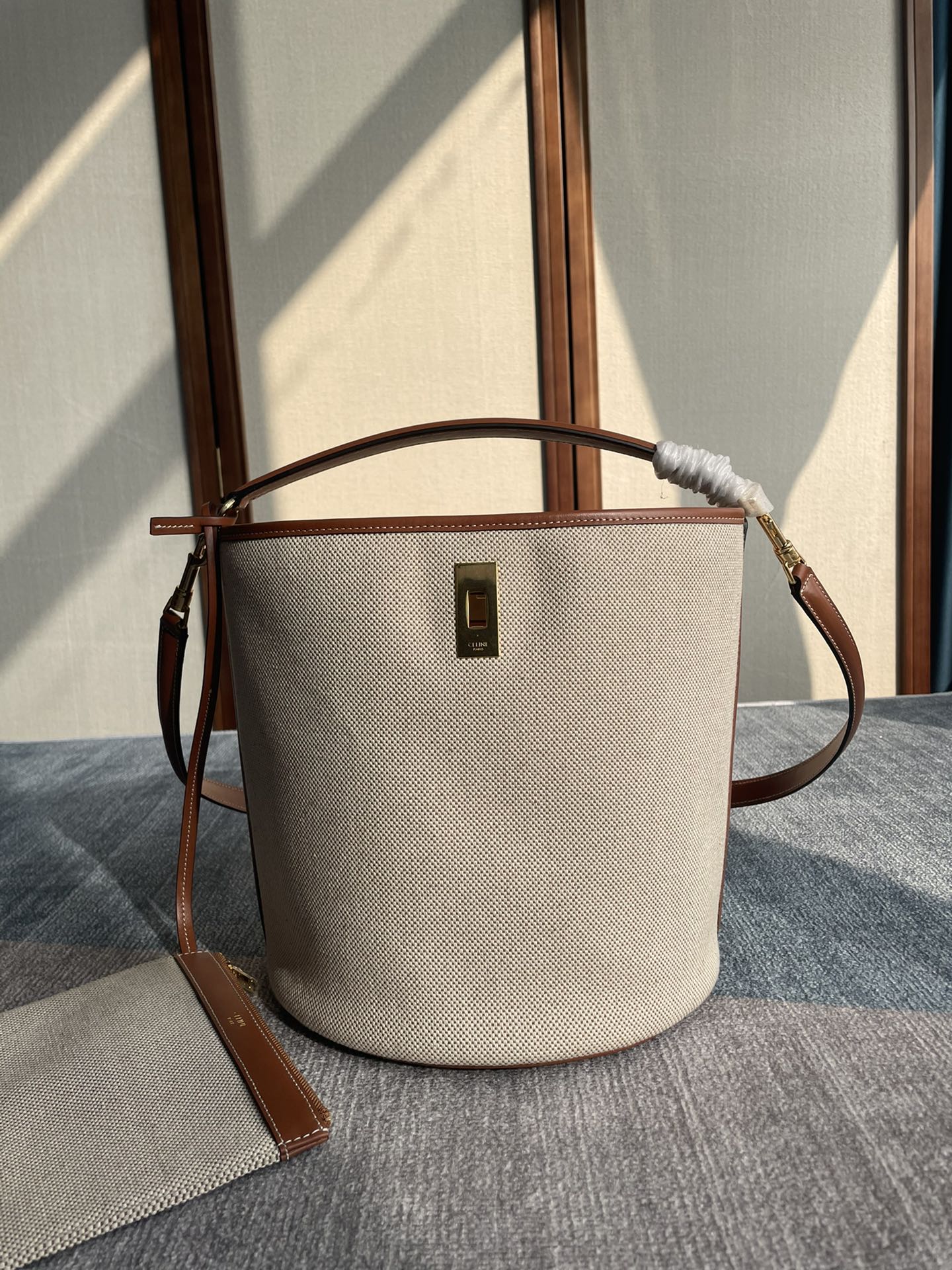 NO:213922,BUCKET 16 Fabric bucket Beige linen Affinity, casual and natural style, retro and fashion are fully displayed, simple style and easy to put on the body, paired with an inner bag to place valuables, with a removable shoulder strap and a handbag, very practical. Da Love this particularly classic style, not easy to bump into the bag, removable leather shoulder strap length 52 cm) 1 top leather hand-length 16 cm) Inner bag size 19.5×13 Model number 195573 Canvas/Tall brown Size 23 X 25 X 23, Celine,celine,celine19860909BUCKET 16 织物水桶 米色麻质 亲和感、版型随意自然,复古与时尚展现的淋漓尽致,简约风格轻松上身,搭配一个内袋可放置贵重东西,配可拆卸肩带,手提袋,实用性非常大,大爱这种特别经典的款式,不易撞包 可拆卸皮革肩带长52厘米） 1个顶部皮革手挽长16厘米） 内袋尺寸19.5×13 款号195573 帆布/黄褐棕 尺寸23 X 25 X 23,赛琳celine,celine,celine,Bag