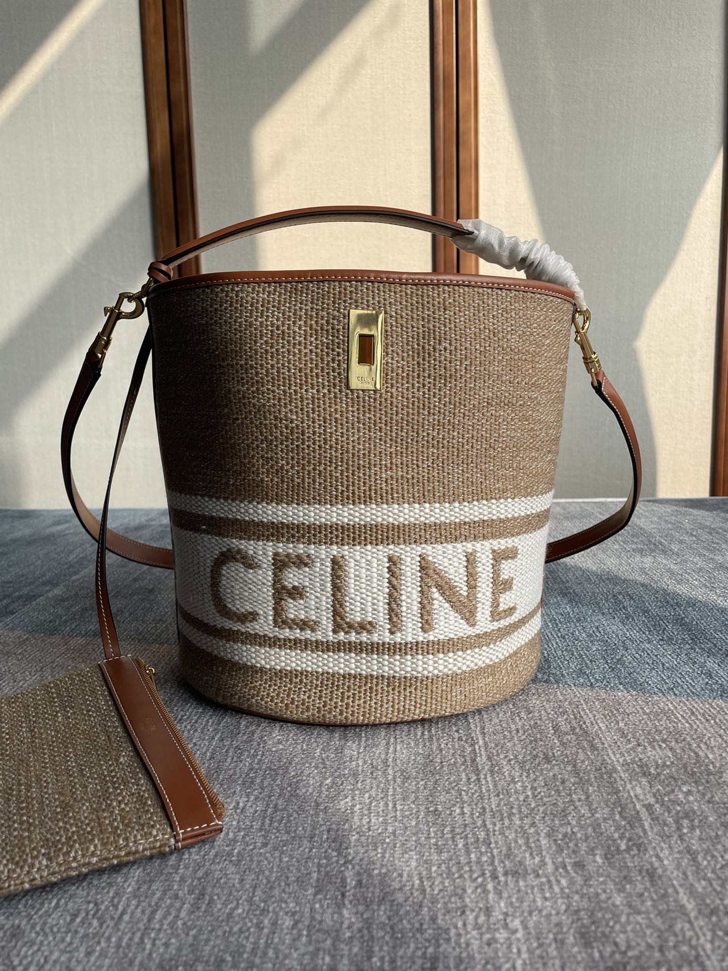NO:213928,New products are coming. Autumn and winter BUCKET 16 Fabric cowhide bucket Beige fabric smooth cowhide edging Fabric fabric lining Rotary lock closure Removable zipper pocket Removable leather shoulder strap length (52 cm) 1 top leather hand-length (16 cm) No. 195573 Weaving/tan Size 23 X 25 X 23cm, Celine,celine,celine,cowhide19860909新品来袭 秋冬BUCKET 16 织物牛皮手桶 米色织物拼光滑牛皮革包边 织物面料衬里 旋转锁扣开合 可拆卸拉链口袋 可拆卸皮革肩带长（52厘米） 1个顶部皮革手挽长（16厘米） 编号195573 织布/棕褐色 尺寸23 X 25 X 23cm,赛琳celine,celine,celine,cowhide,Bag