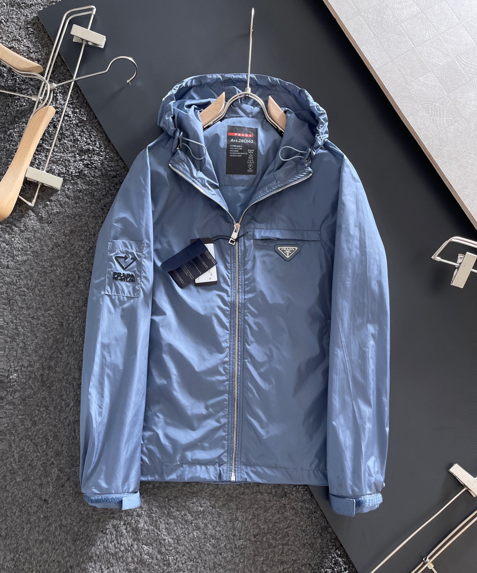 NO:125333,Size XXXL PRA Prada New jacket. Super A original single jacket windbreaker, selected bio-based polyester fiber fabric, raw materials are taken from renewable resources hot new products. Original hardware, ultimate luxury catwalk original single good product. Hot fashion jacket, extremely comfortable experience. Simple and fashionable, calm and versatile and not picky about people. Production from domestic OEM factories!  ,,prada,prada,jackets & coats,jackets & coats,alexander wang19860909码数XXXL PRA普拉达 新款外套.超A原单夹克风衣,精选生物基聚酯纤维面料打造、原料取自可再生资源爆款外套秋款火爆新品 原版五金,极致奢华走秀款原单好货 爆款时尚外套 极度舒适体验 简约时尚 从容百搭穿着不挑人 国内代工厂出品！,,prada,prada,jackets & coats,jackets & coats,alexander wang,Men's clothing