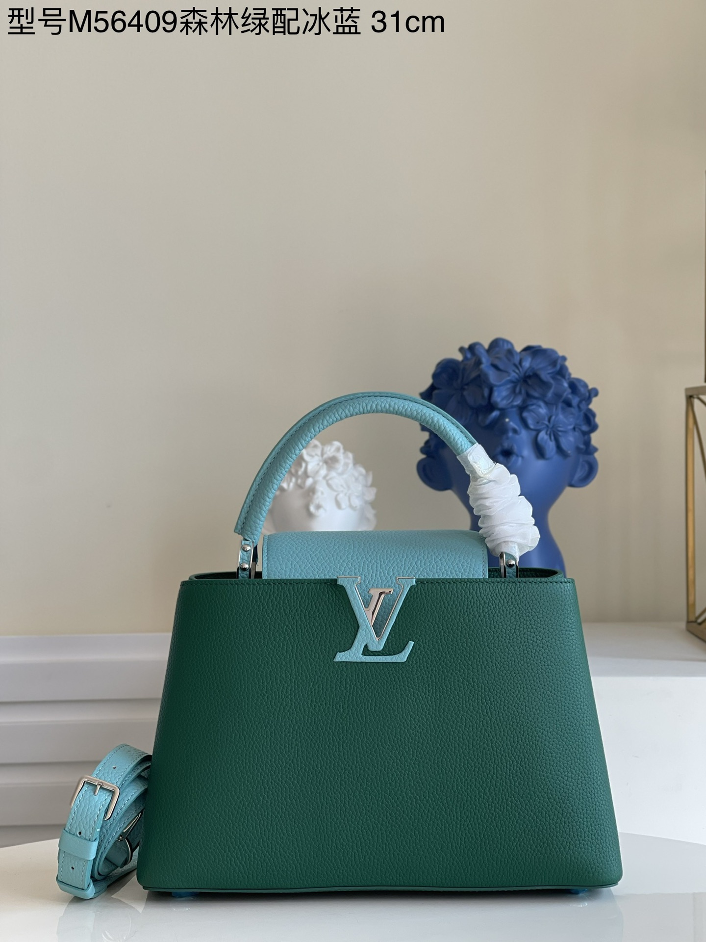 NO:397893,【Exclusive real photo M56409 Forest Green with Ice Blue Medium】 Capucines MM handbag imported from France, shiny metal trim, unique Capucines cover can be included in the bag to display letter logos, and can be turned outward, presenting Monogram Flower pattern size: 31.5 x 20 x 11cm kl.1250, LV【original leather】, louis vuitton, cowhide19860909【独家实拍M56409 森林绿配冰蓝 中号】 Capucines MM手袋 法国进口小牛皮,闪亮的金属饰件,特有的Capucines搭盖既可收入包内展示字母标识,又可外翻 呈现Monogram Flower图案 size:31.5 x 20 x 11cm kl.1250,LV【原厂皮】,louis vuitton,cowhide,Bag