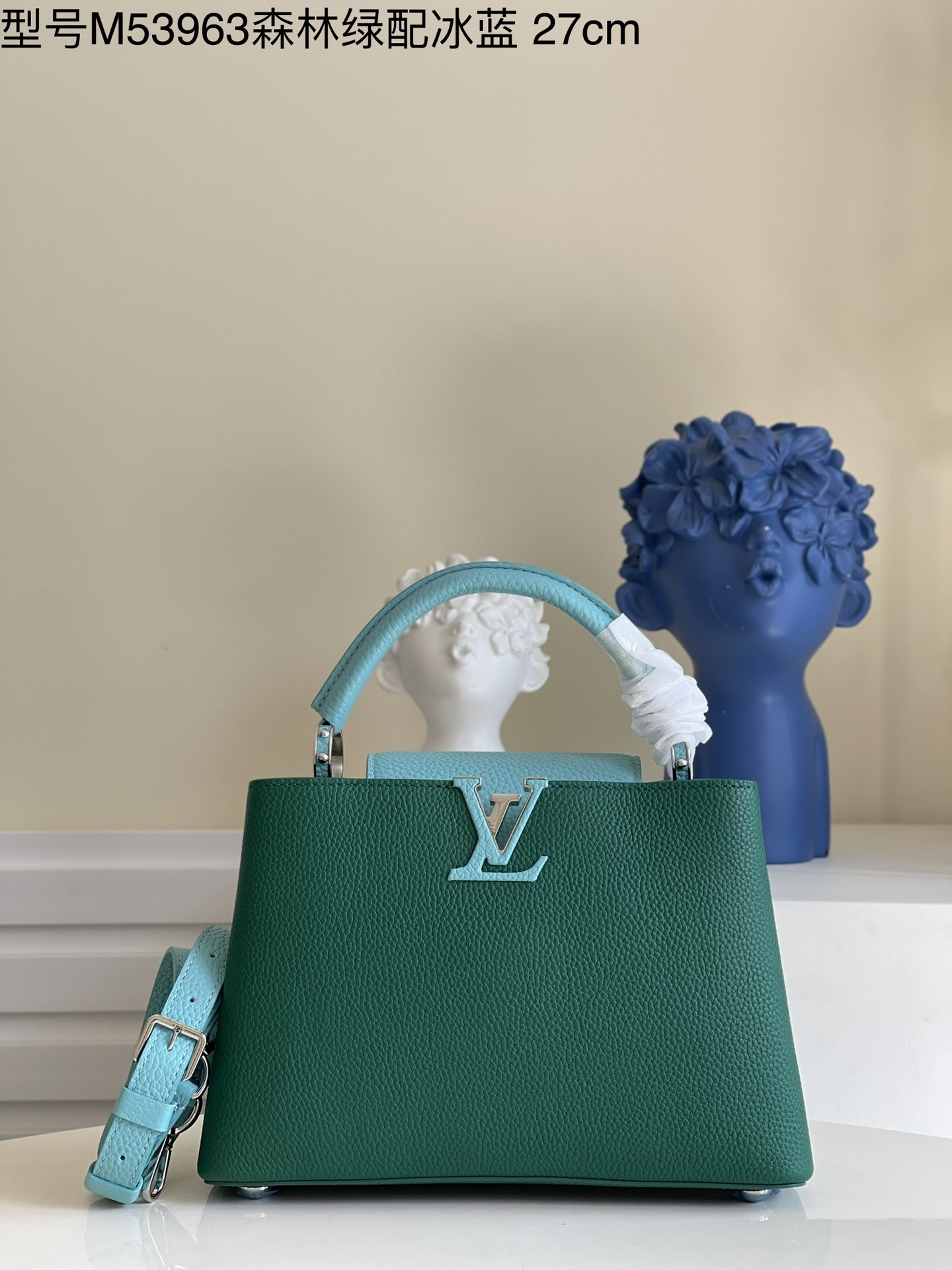 NO:397896,【Exclusive real photo M53963 Forest Green with Ice Blue Small】 Capucines BB handbag imported from France, shiny metal trim, unique Capucines cover can be included in the bag to display letter logos, and can be turned outwards, presenting Monogram Flower pattern size: 27 x 18 x 9cm kl. 1200,LV【Original leather】,louis vuitton,cowhide19860909【独家实拍M53963森林绿配冰蓝 小号】 Capucines BB手袋 法国进口小牛皮,闪亮的金属饰件,特有的Capucines搭盖既可收入包内展示字母标识,又可外翻 呈现Monogram Flower图案 size:27 x 18 x 9cm kl. 1200,LV【原厂皮】,louis vuitton,cowhide,Bag