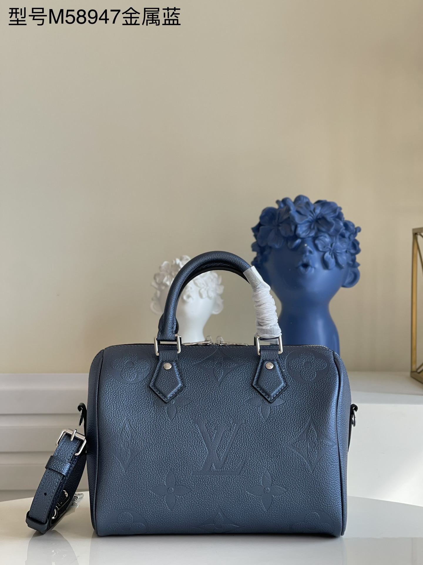 NO:397915,【Exclusive real photo M58947 Metal Blue】FLIGHT MODE series This Speedy Bandoulière 25 handbag is exquisitely designed and stylish, and can be carried as necessary for everyday needs. It is made of smooth Monogram Empreinte grain leather, decorated with oversized Monogram embossed, paired with padlocks, metal parts, removable and adjustable chain shoulder straps and Toron handles. Detailed features 25×19×15 cm sJ.,LV [original leather],louis vuitton19860909【独家实拍M58947金属蓝】FLIGHT MODE 系列 本款 Speedy Bandoulière 25 手袋设计精巧,风格时尚,可随心携带日常必需.采用光滑的 Monogram Empreinte 粒面皮革制作而成,饰有超大 Monogram 压纹,搭配挂锁、金属件、可拆卸可调节的链条肩带以及 Toron 手柄. 详细特征25×19×15 厘米 sJ.,LV【原厂皮】,louis vuitton,Bag