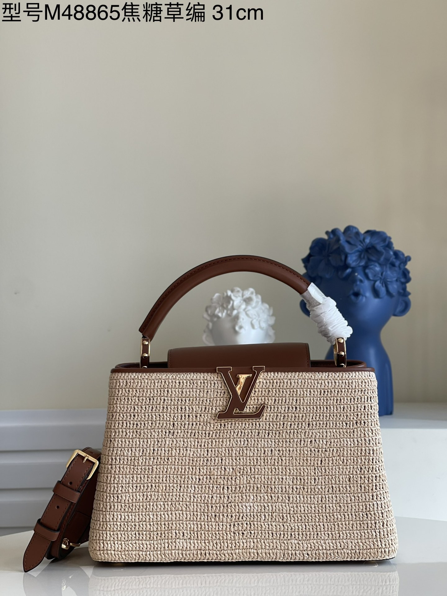 NO:397900,【Exclusive real photo M48865 caramel straw woven medium】M57649 limited edition Capucines small handbag is made of Lafite woven summer style, which complements the smooth calfskin handle and shoulder straps, adding casual and comfortable to the elegant French design. Detailed features 31.5 x 20 x 11 cm N.,LV [original leather],louis vuitton,espadrilles,cowhide19860909【独家实拍M48865焦糖草编 中号】M57649 限量款 Capucines 小号手袋以拉菲草编织夏日风情,与光滑小牛皮手柄及肩带互为映衬,为法式典雅设计增添随性惬意. 详细特征31.5 x 20 x 11 厘米 N.,LV【原厂皮】,louis vuitton,espadrilles,cowhide,Bag
