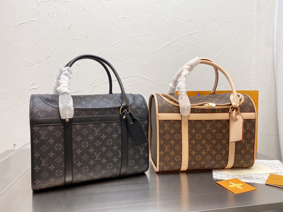 El bolso para mascotas de LV va de la mano con el perro. Ya no te prohibirán llevar mascotas al centro comercial porque…